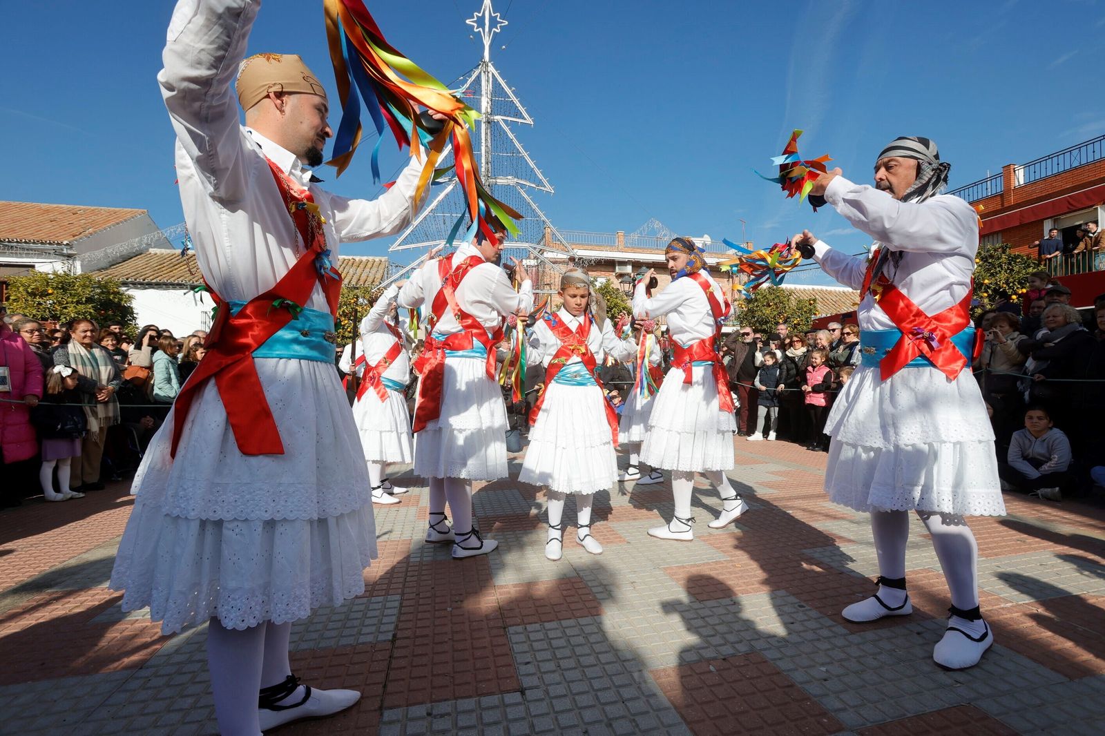 La Danza de los Locos y el Baile del Oso de Fuente Carreteros, en imágenes