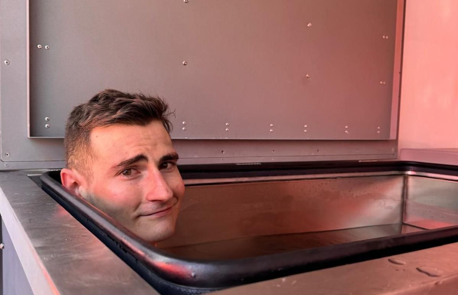 Carlos Rodríguez sumergido en agua fría para recuperarse del esfuerzo de una etapa en el Tour de Francia.