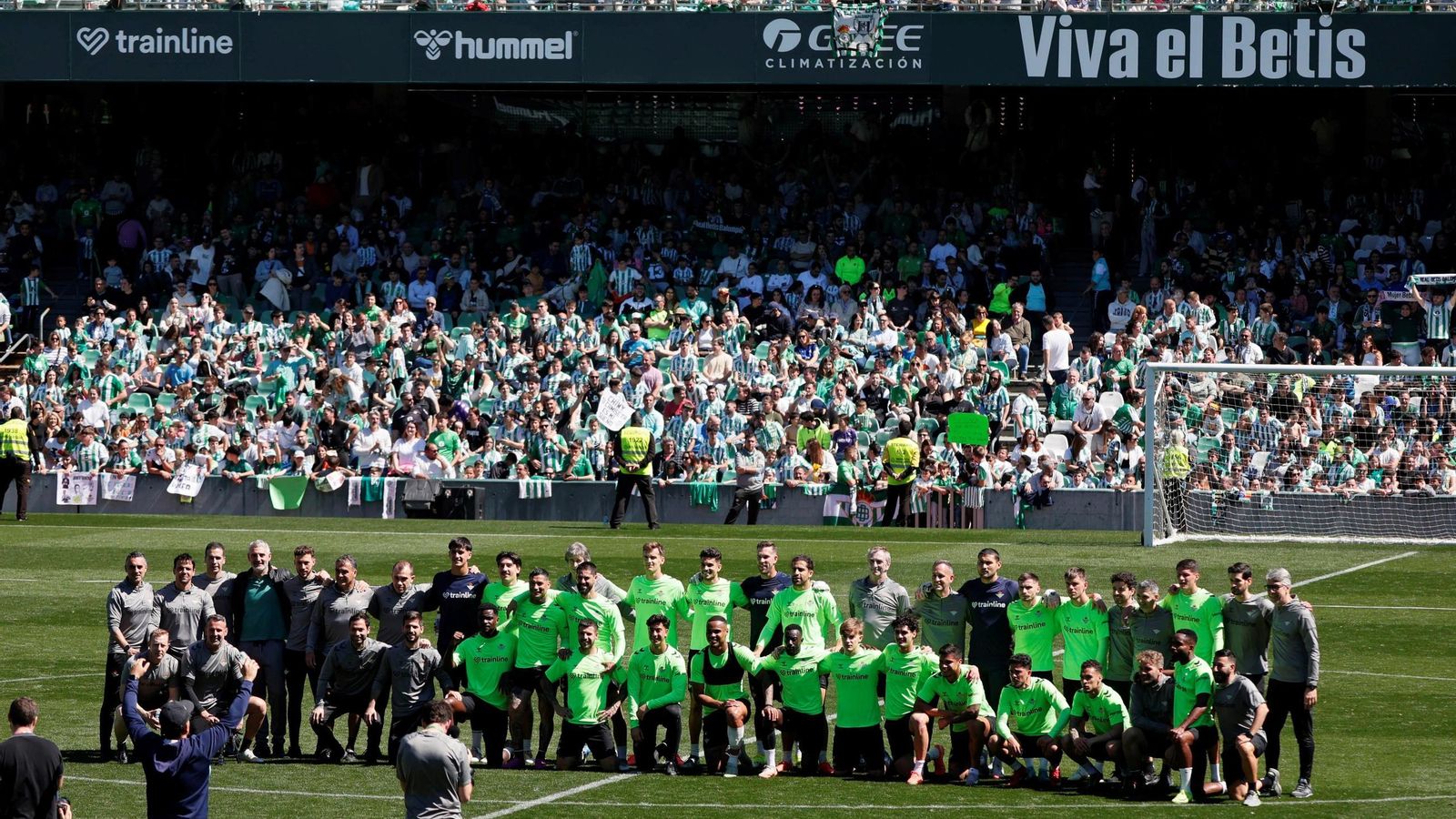 La plantilla, Pellegrini y su cuerpo técnico y miembros de otras áreas cercanas a los jugadores posan sobre el césped del Villamarín.