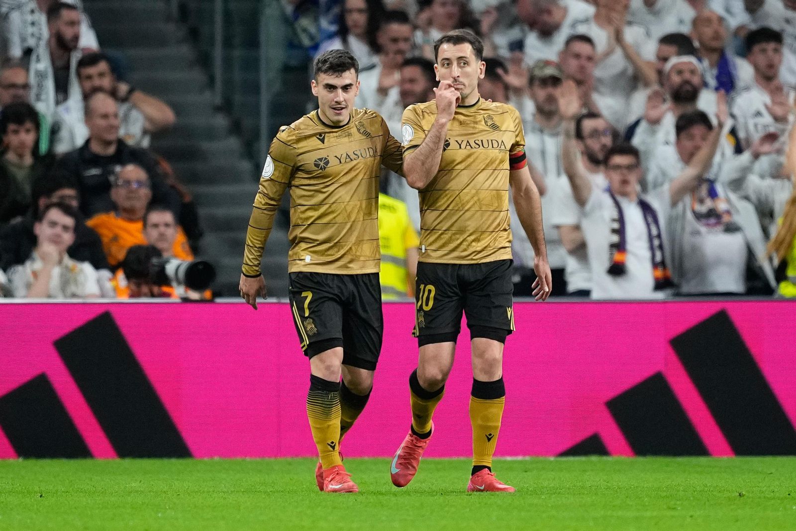 Las fotos del Real Madrid - Real Sociedad camino del Estadio de la Cartuja