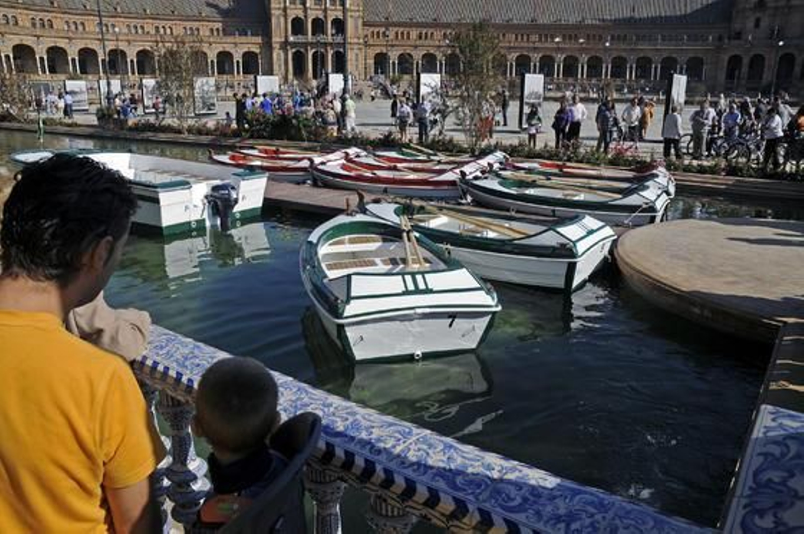 Los sevillanos disfrutan de la "nueva" Plaza de España.

Foto: Juan Carlos Vázquez