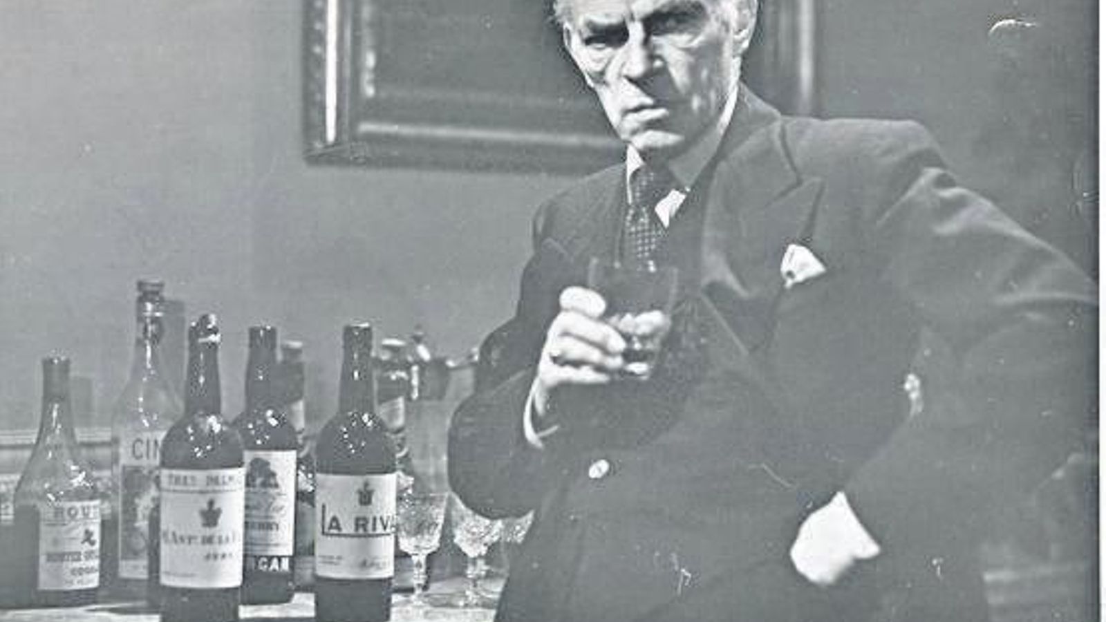 Fotograma de la película inglesa Hot Ice, de 1952. Fotograma de la película inglesa Hot Ice, de 1952.