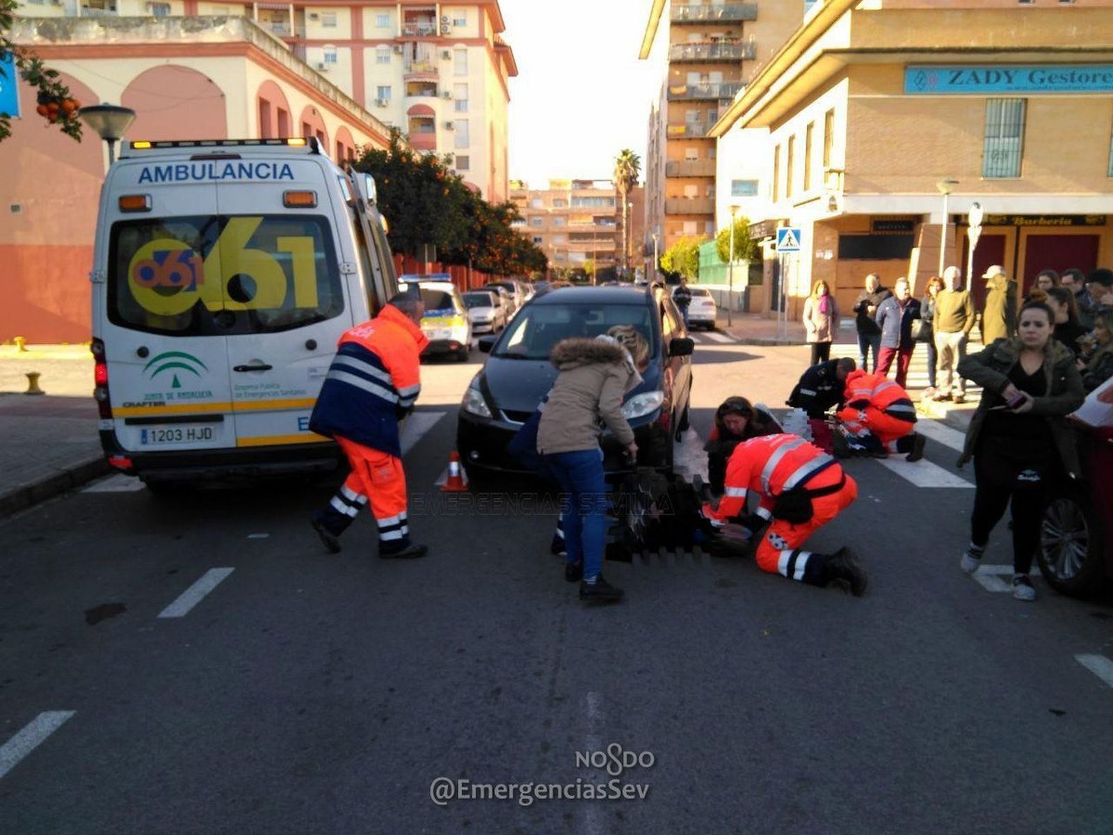Los servicios sanitarios atienden a los heridos del atropello.