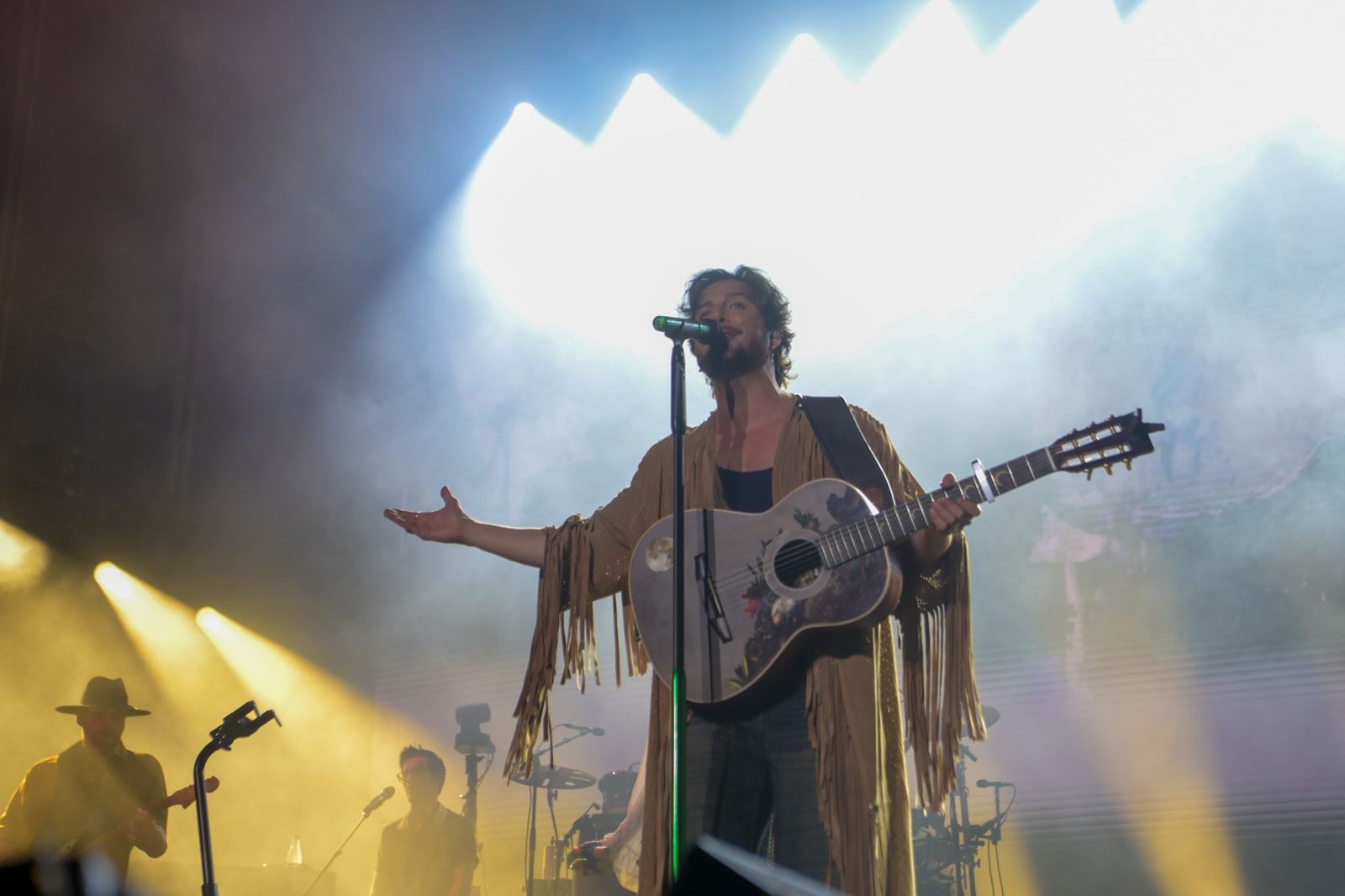 La lluvia de Granada no frena el baño de masas de un Manuel Carrasco ‘Salvaje’