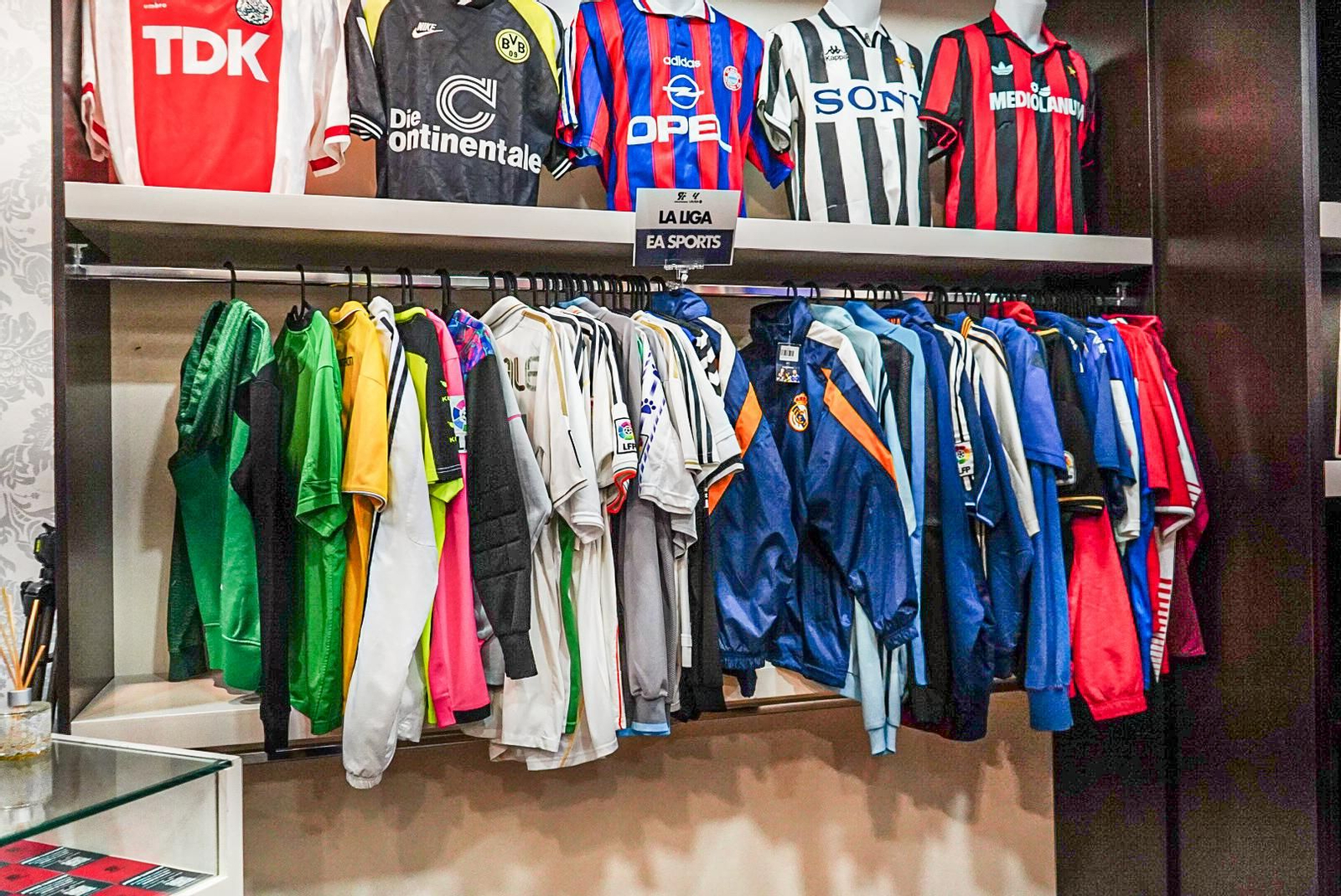 Las imágenes: así es la tienda con más de 3.000 camisetas de fútbol retro de Granada