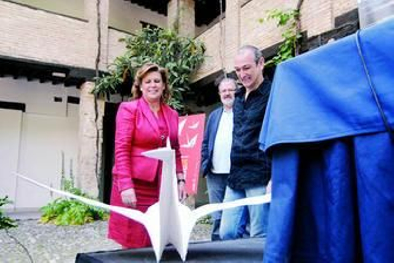 Rosa Torres, ayer, junto a José Sánchez Montes y Casimiro Torreiro.