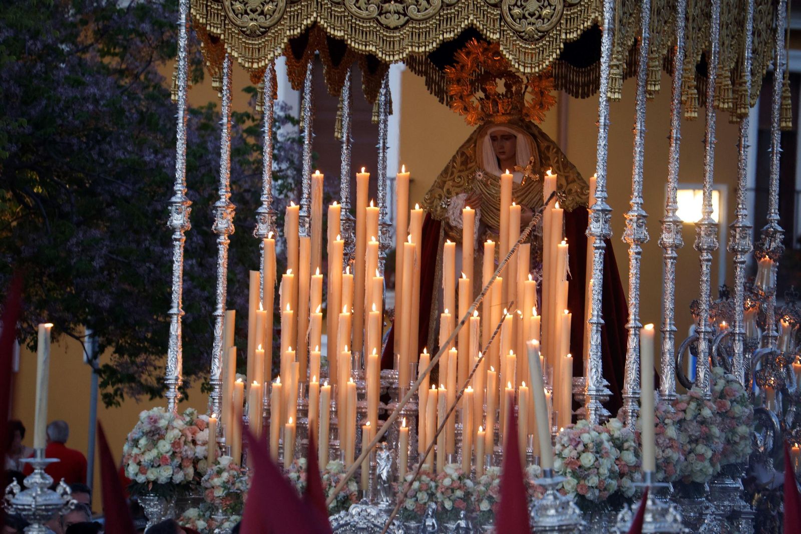 La procesión del Descendimiento en este Viernes Santo de Córdoba, en imágenes