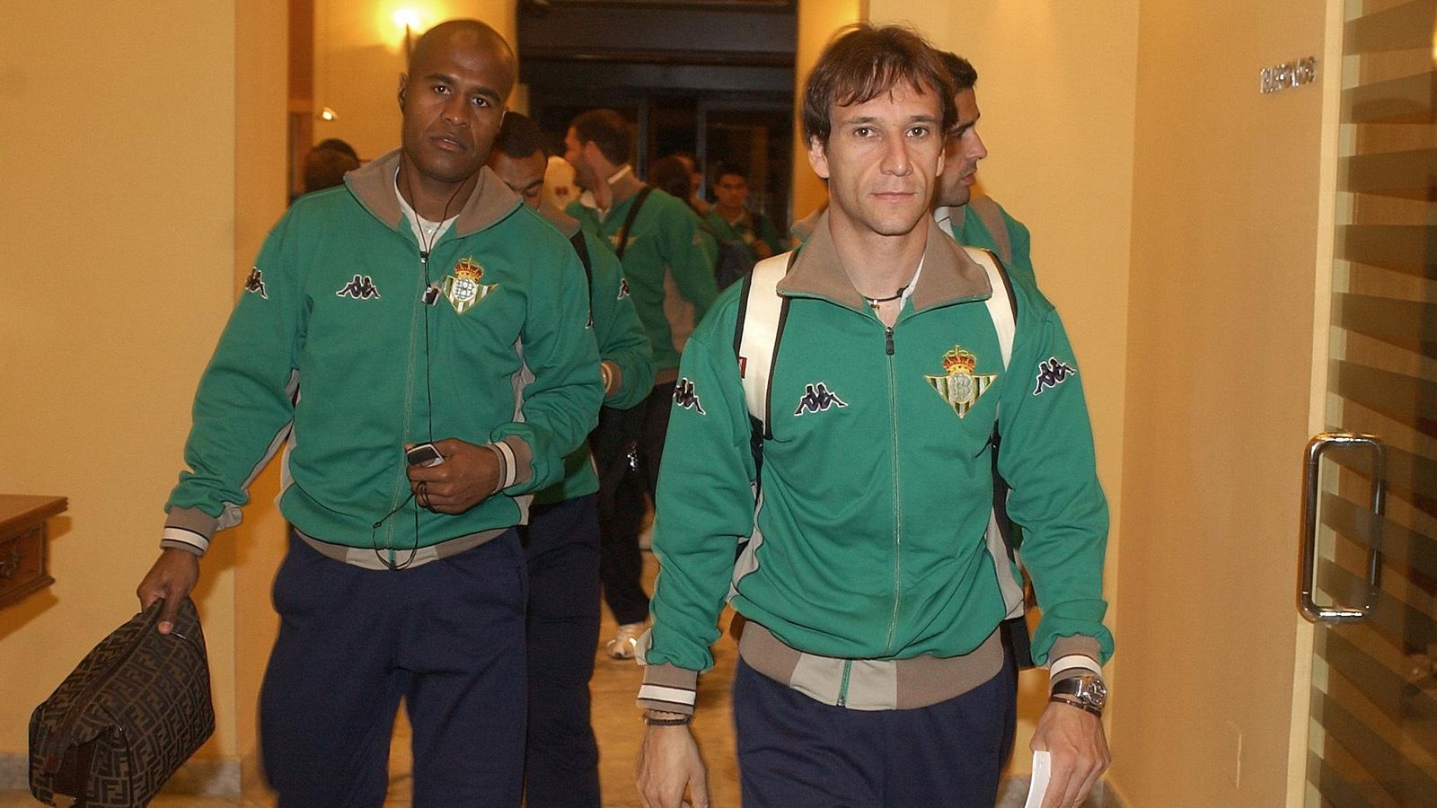 Alfonso, con Fernando, Assunçao y Denilson detrás, en una concentración del Betis.