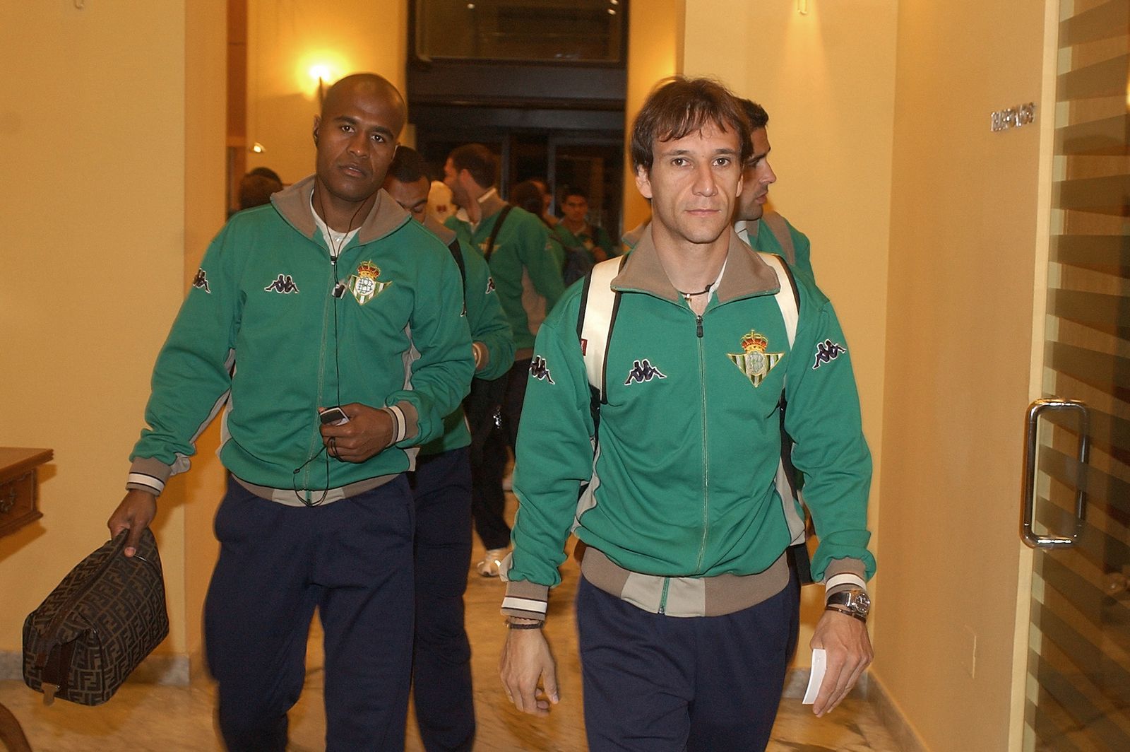 Alfonso, con Fernando, Assunçao y Denilson detrás, en una concentración del Betis.