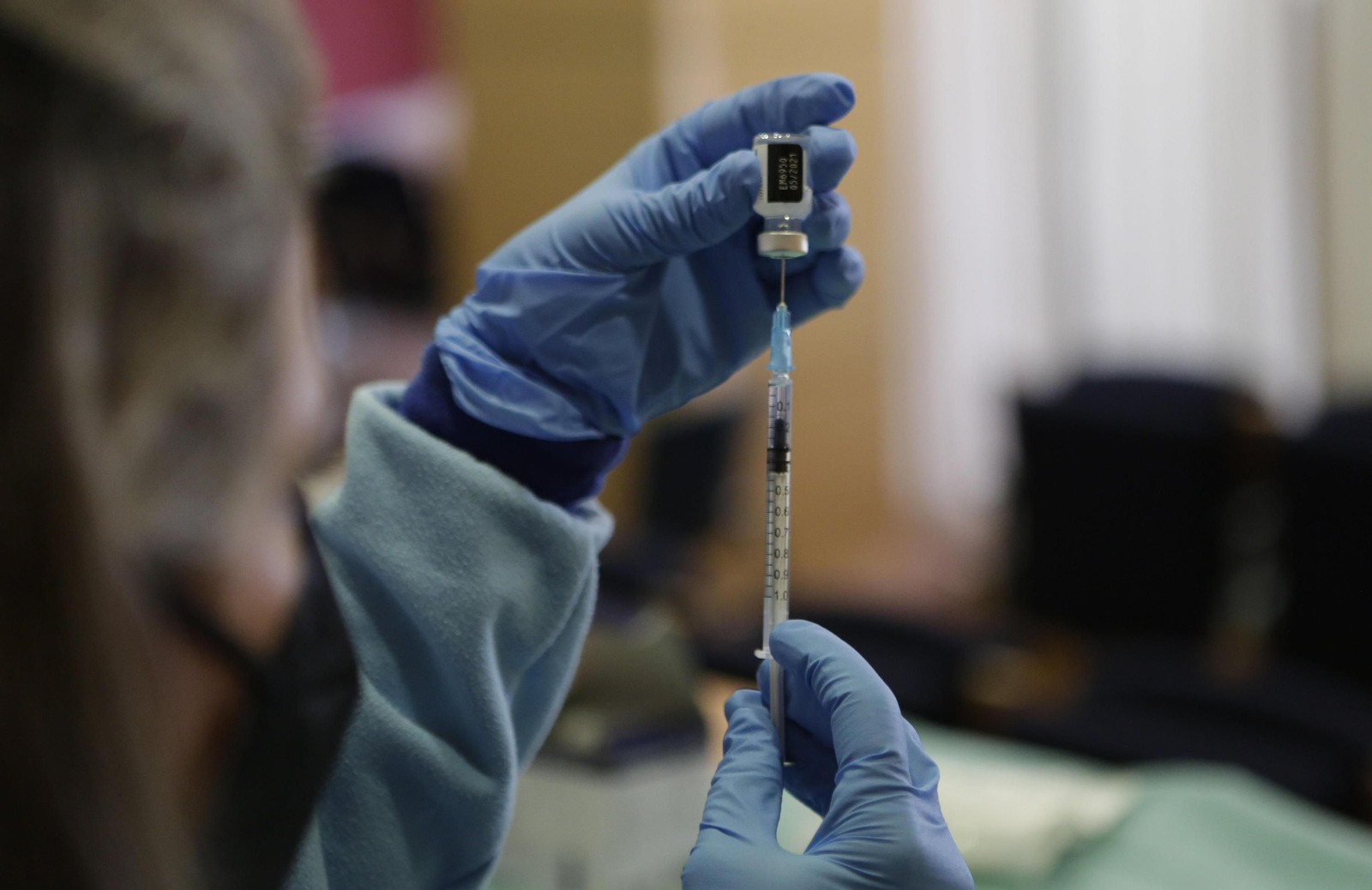 Una enfermera prepara una vacuna contra el coronavirus.