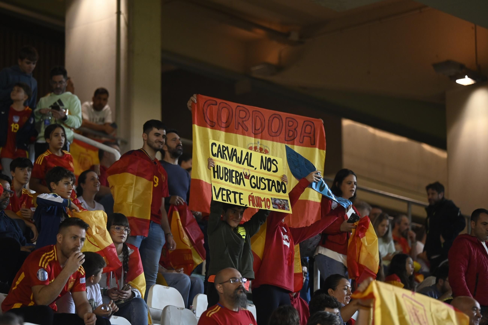 Las mejores fotos del ambiente en el España - Serbia de El Arcángel, en Córdoba