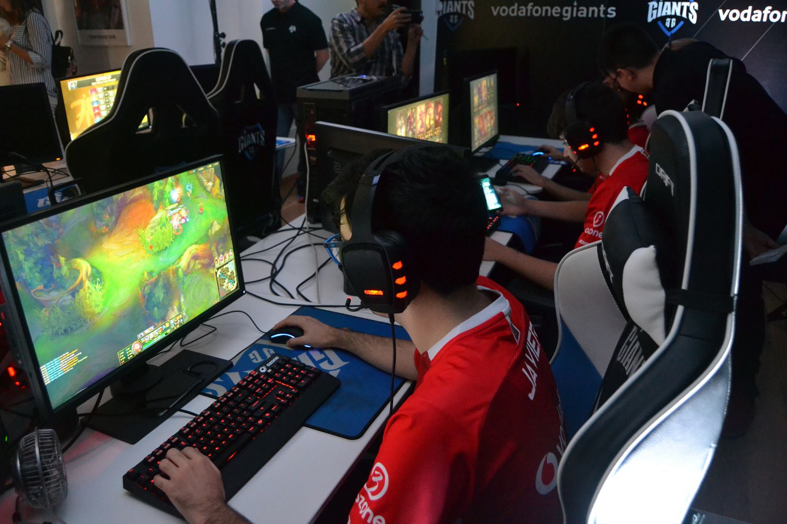 Jugadores de la ‘Vodafone Giants Academy’ durante un entrenamiento.