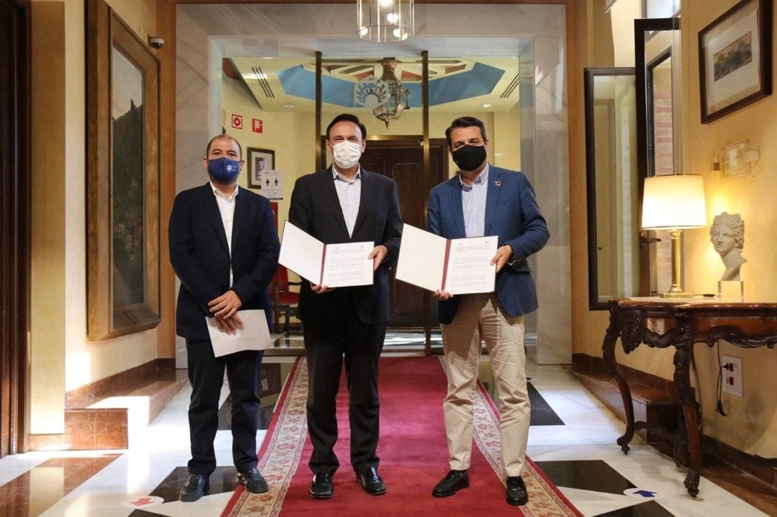 Firma del acuerdo entre la UCO y el Ayuntamiento.