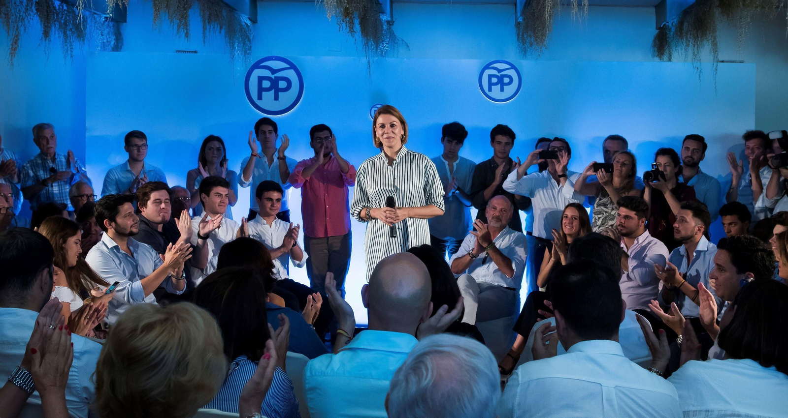 María Dolores de Cospedal, en Tomares con militantes del PP María Dolores de Cospedal, en Tomares con militantes del PP