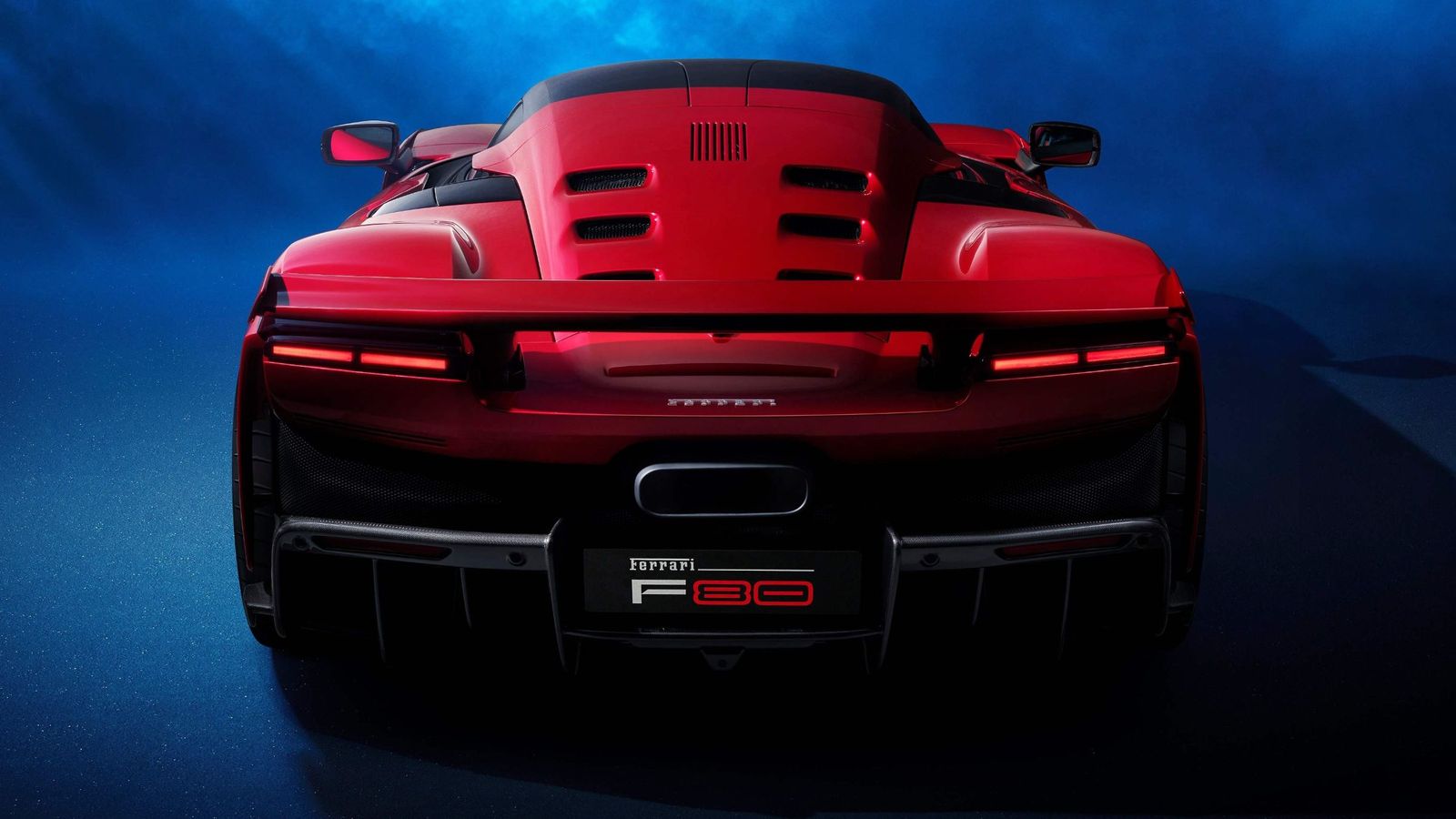 LaFerrari fue el primer coche de producción de Ferrari con un sistema híbrido. Llegó en 2023 y a él le han seguido otros como los SF90 y 296 GTB, éstos PHEV, pero el F80 no contempla la posibilidad de recargar su batería conectándose a la red eléctrica.