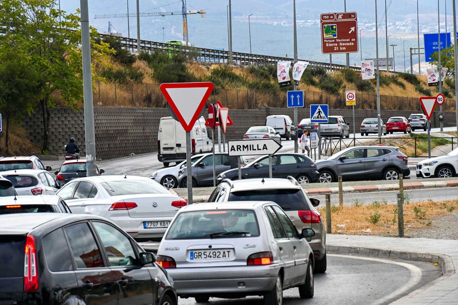 Rotonda de acceso a Armilla desde la Avenida Fernando de los Ríos, saturada de tráfico