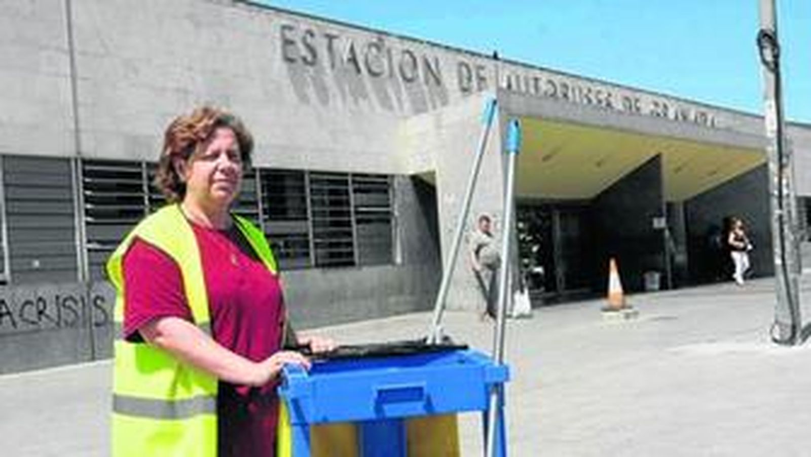 Palmira Díaz, la protagonista del hallazgo, frente a su lugar de trabajo.
