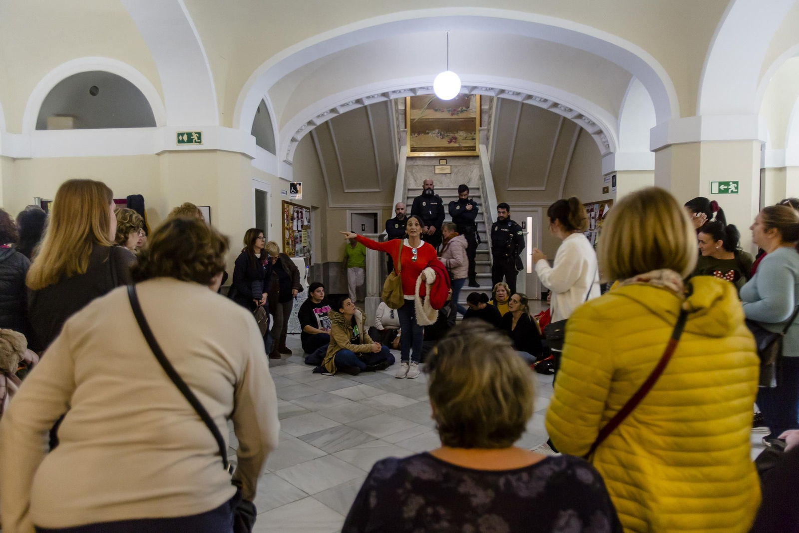 Asamblea de las trabajadoras de limpieza municipal en el Ayuntamiento de Cádiz.