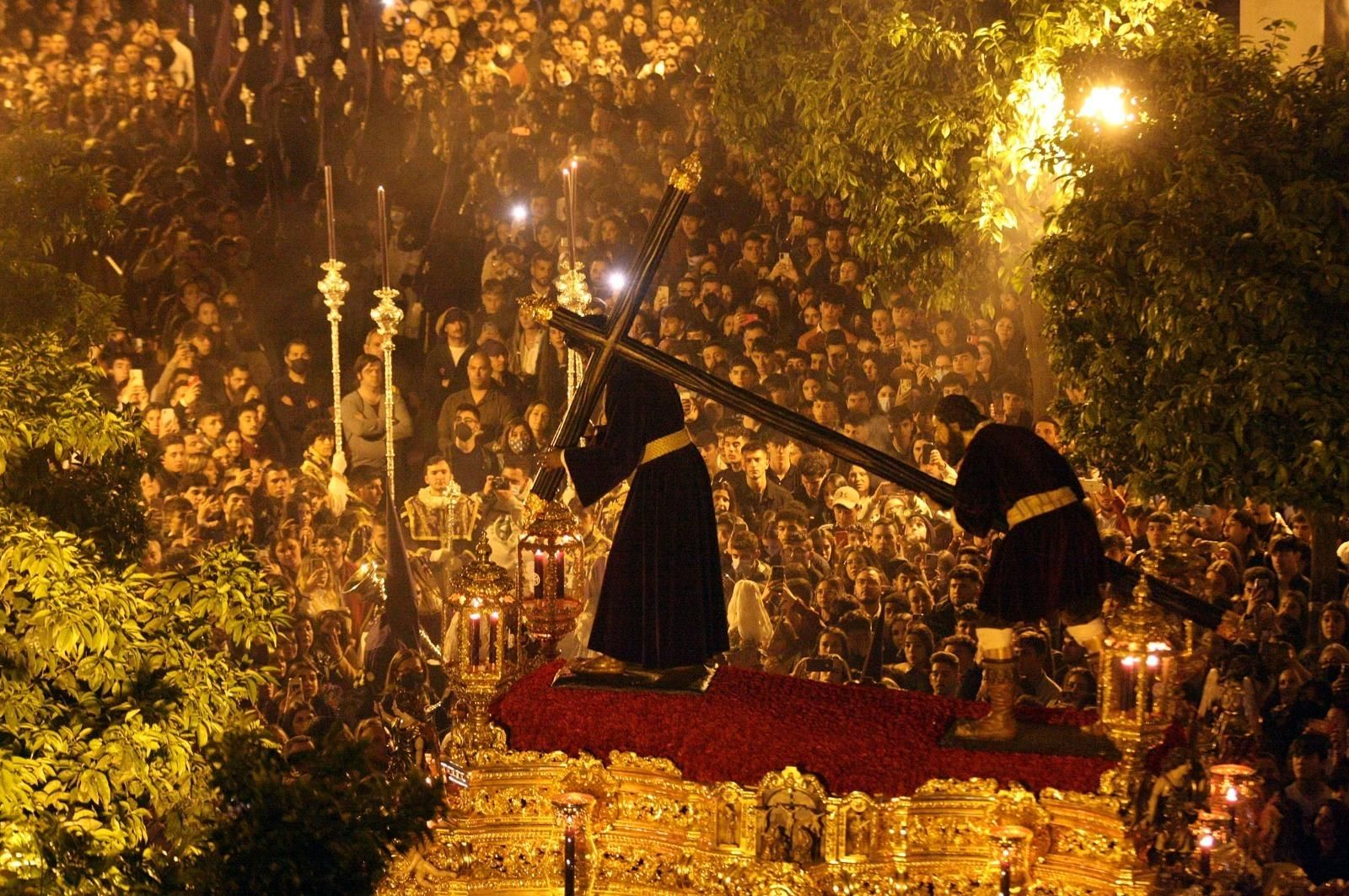 Imágenes del Nazareno recorriendo las calles de Huelva en la Semana Santa 2022.