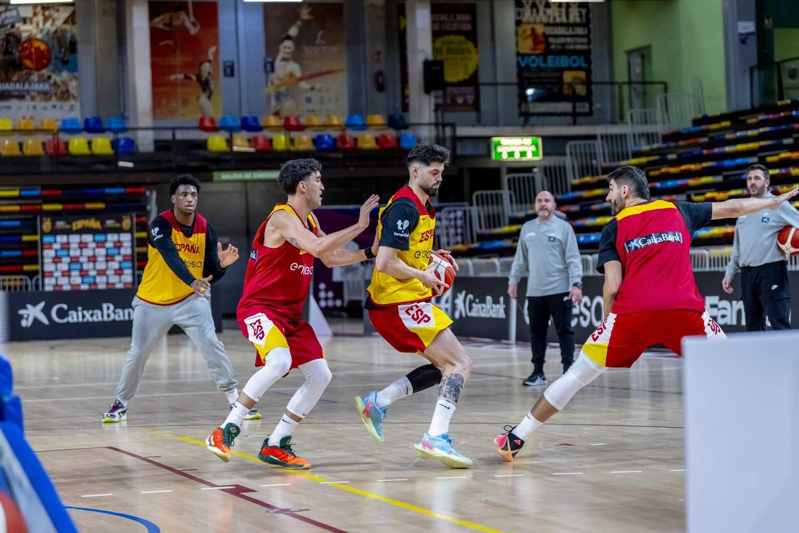Alberto Díaz, Francis Alonso y Paco Aurioles, en la primera España de Chus Mateo