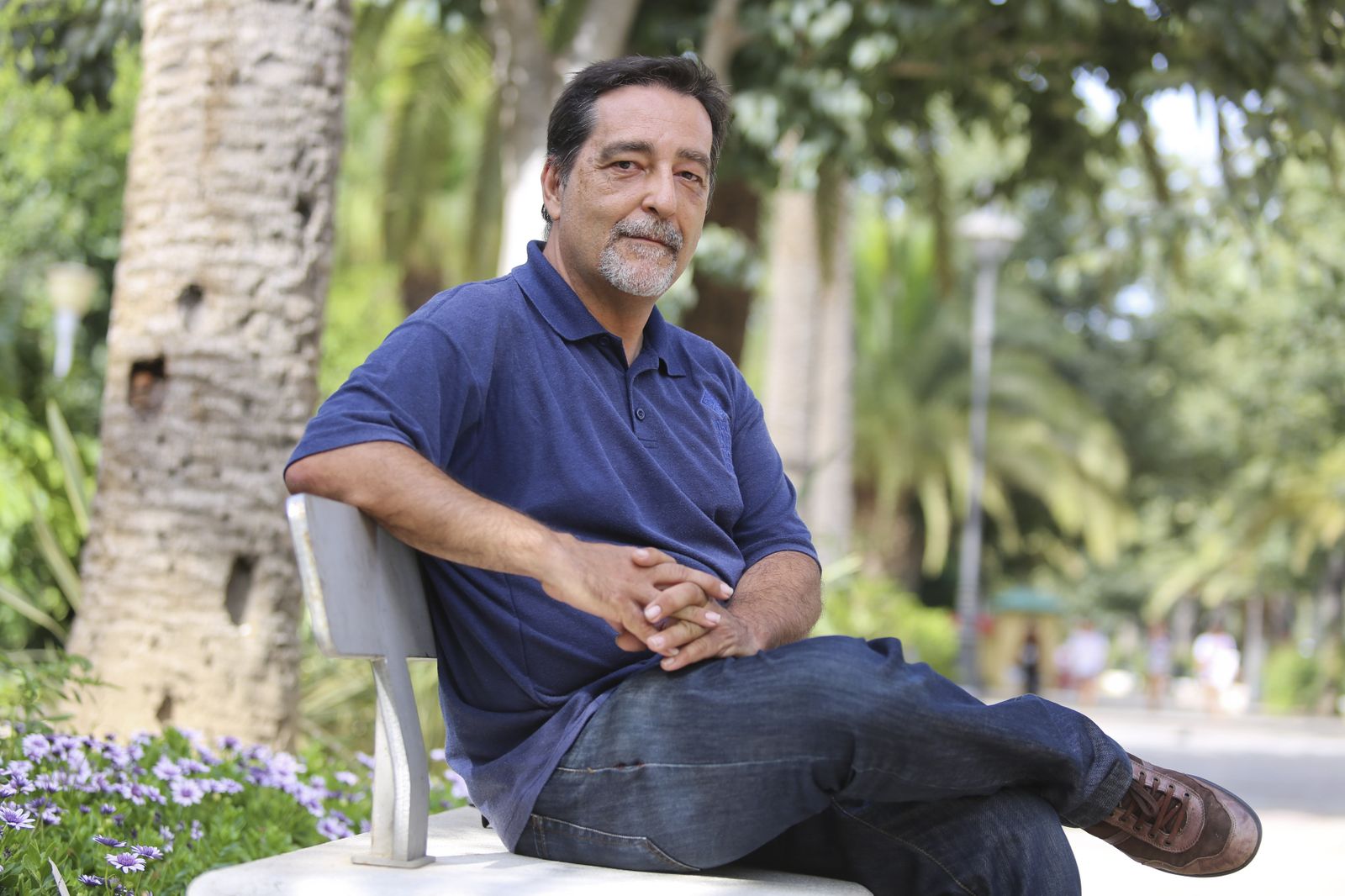 Andrés Alcántara en un banco del Paseo del Parque de Málaga.