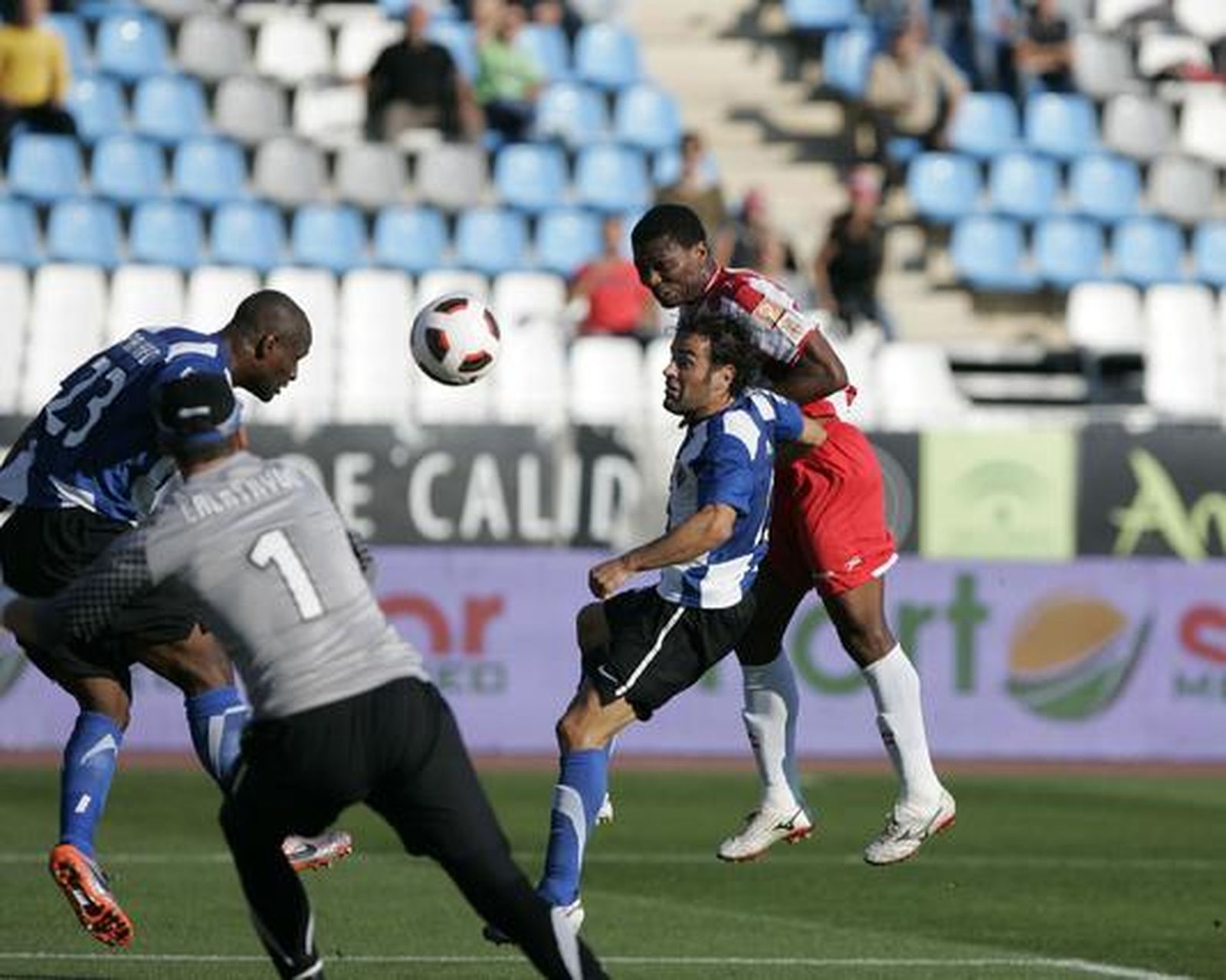 El Almería empata en casa 1-1 ante el Hércules. / Javier Alonso