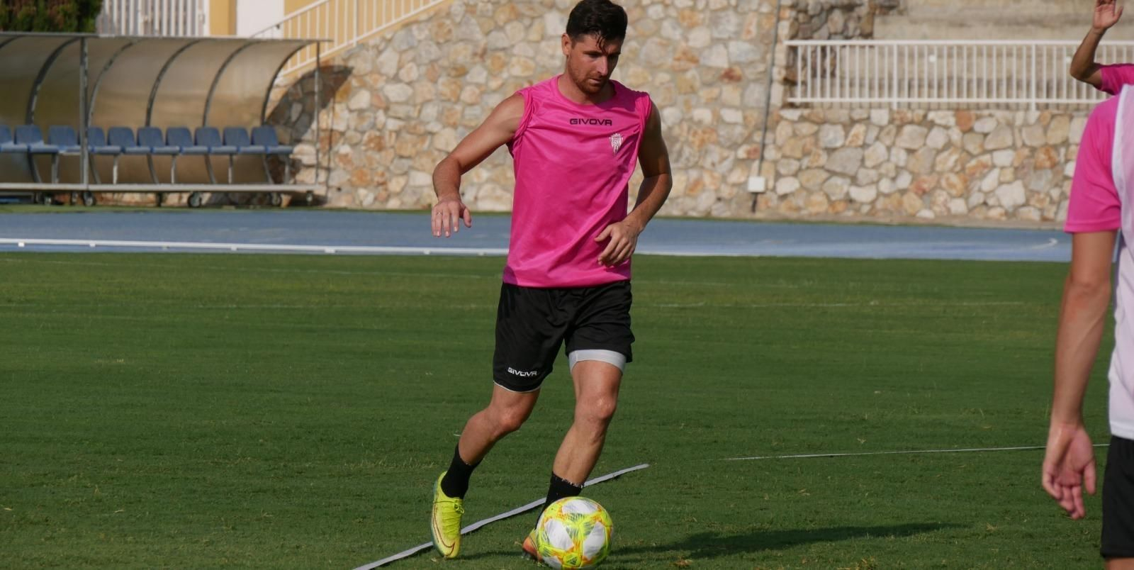 Javi Flores conduce el balón durante un entrenamiento. Javi Flores conduce el balón durante un entrenamiento.
