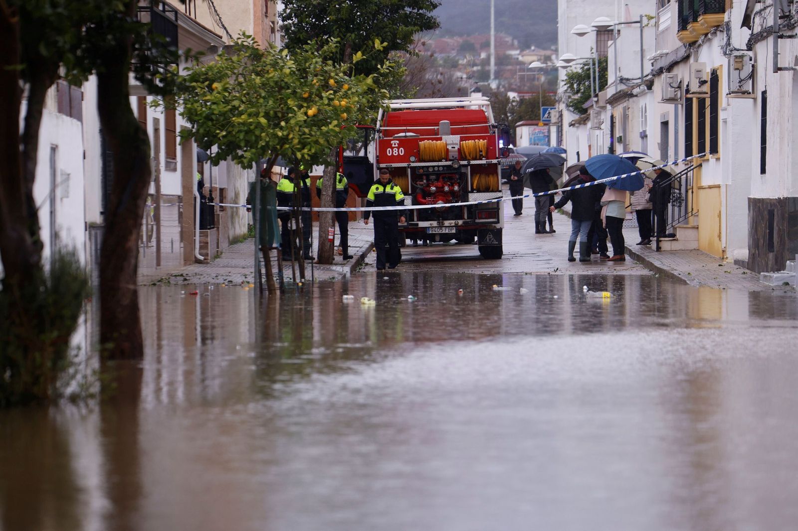 Los vecinos de Alcolea y de las parcelas de Guadalvalle siguen desalojando sus casas, en imágenes