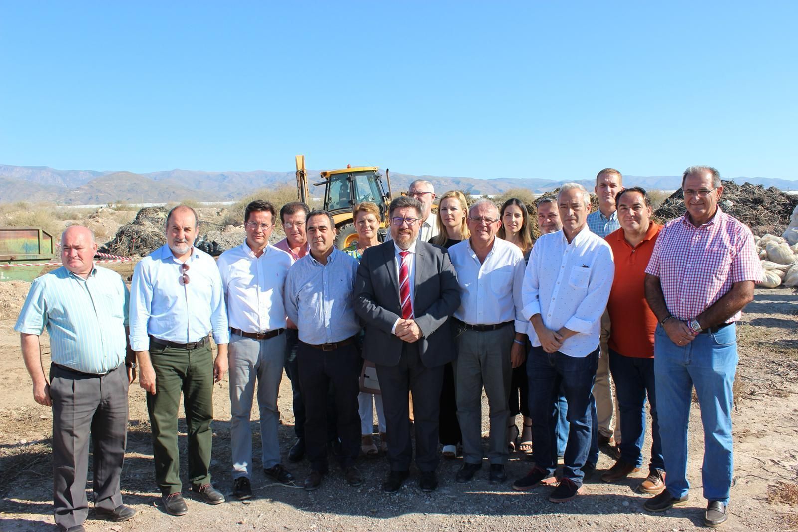 Visita del consejero ayer a La Mojonera acompañado de agentes del sector agrícola y alcaldes.