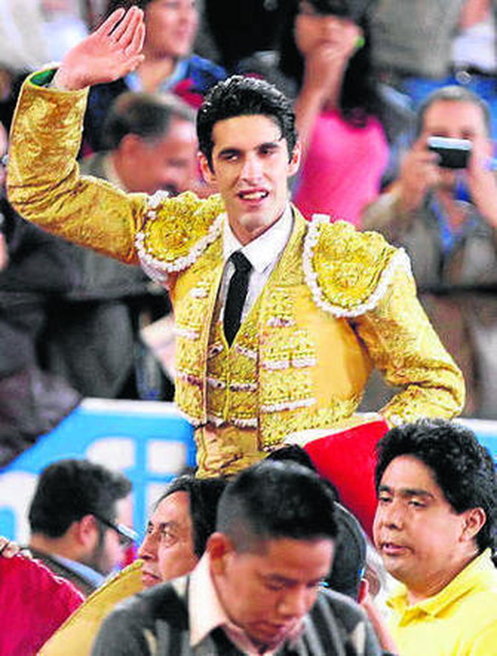 Alejandro Talavante, en un muletazo a su primer toro, al que cortó las dos orejas.