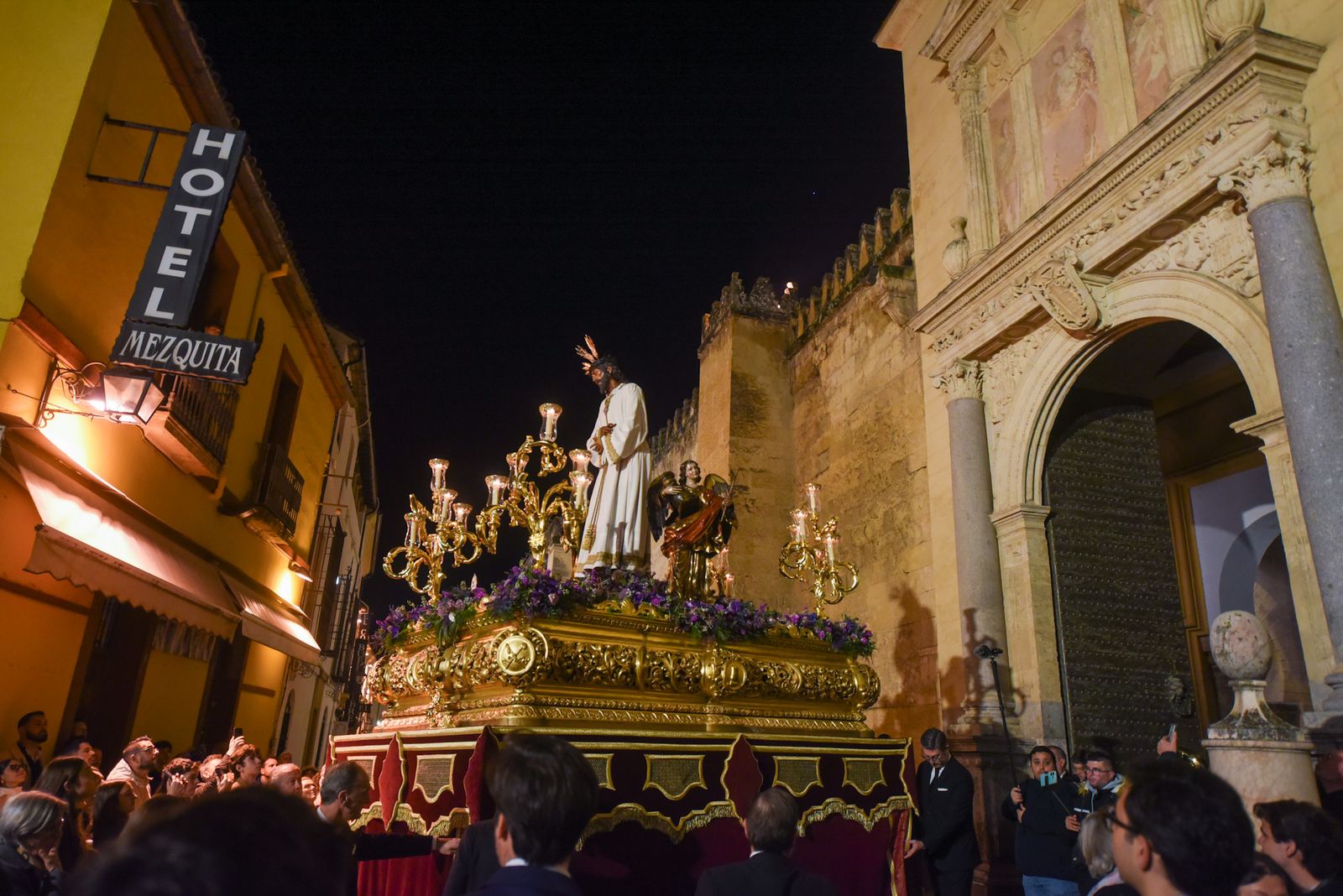 El Vía Crucis de las Cofradía con el Señor de la Sangre, en imágenes