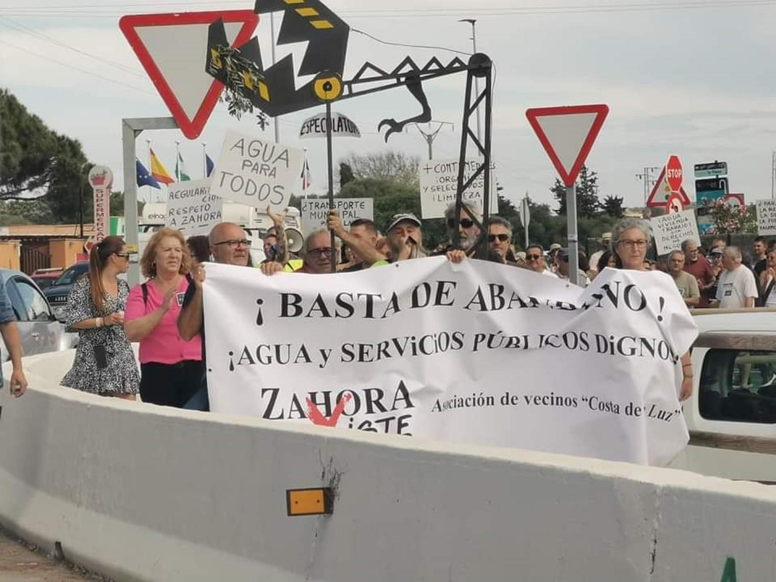 Los vecinos e industriales de Zahora y Los Caños llevan décadas reclamando agua potable para estas pedanías.