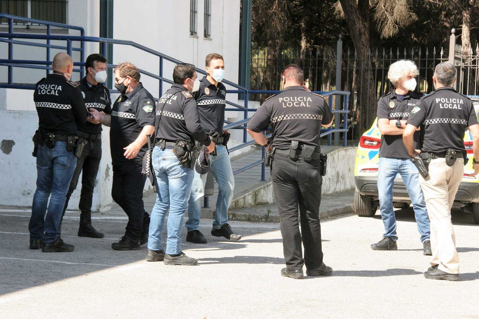 Los agentes en vaqueros, a las puertas de la Jefatura.