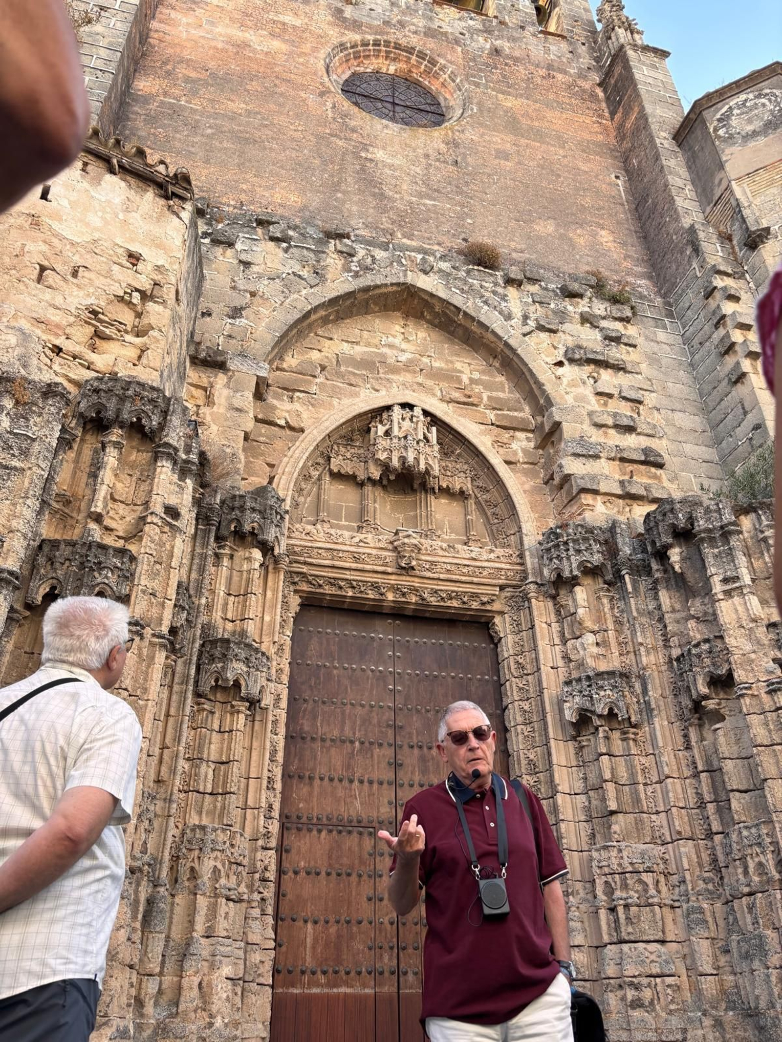 Francisco González Luque, frente a la Puerta del Perdón, dirigiendo sus explicaciones al grupo.