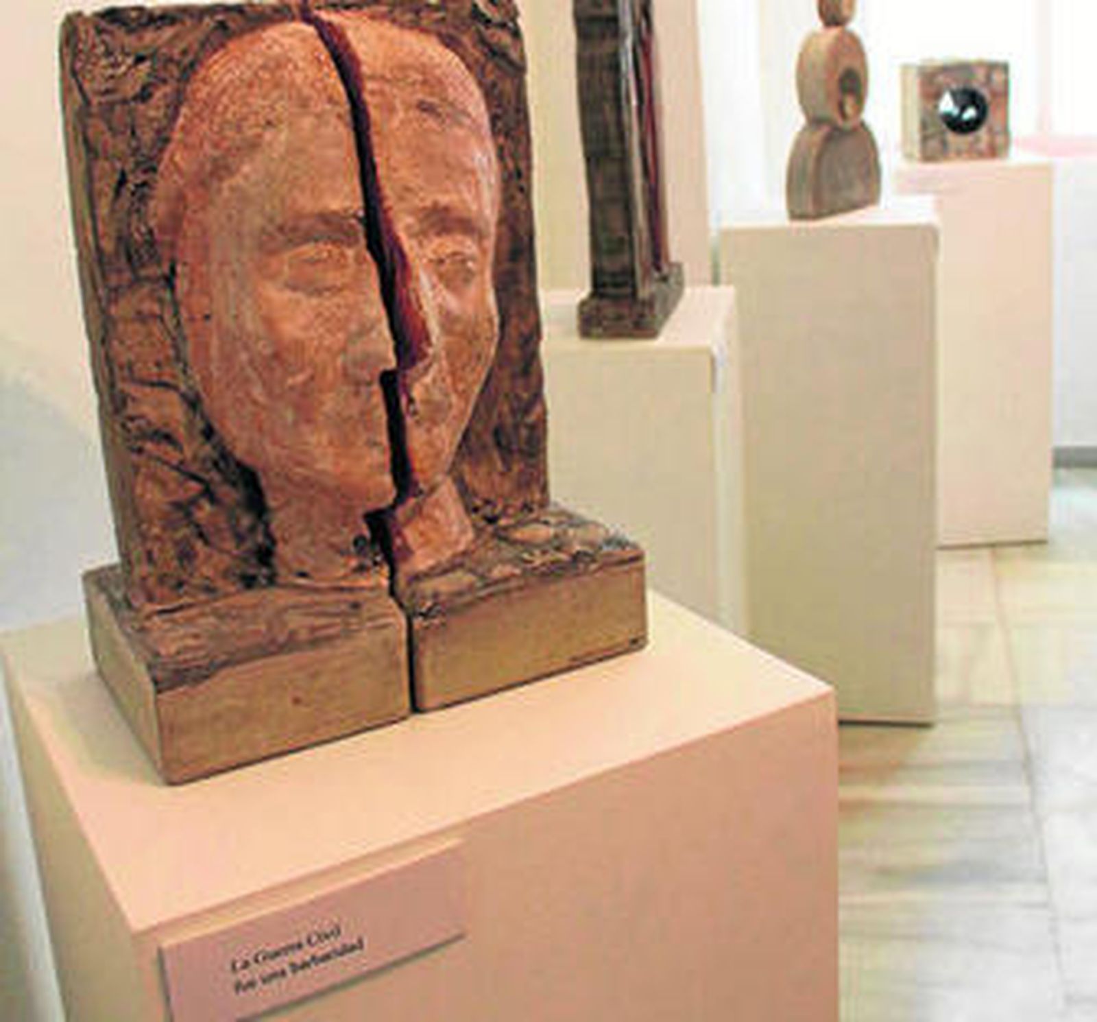 Una de las esculturas de la exposición sobre la memoria histórica.