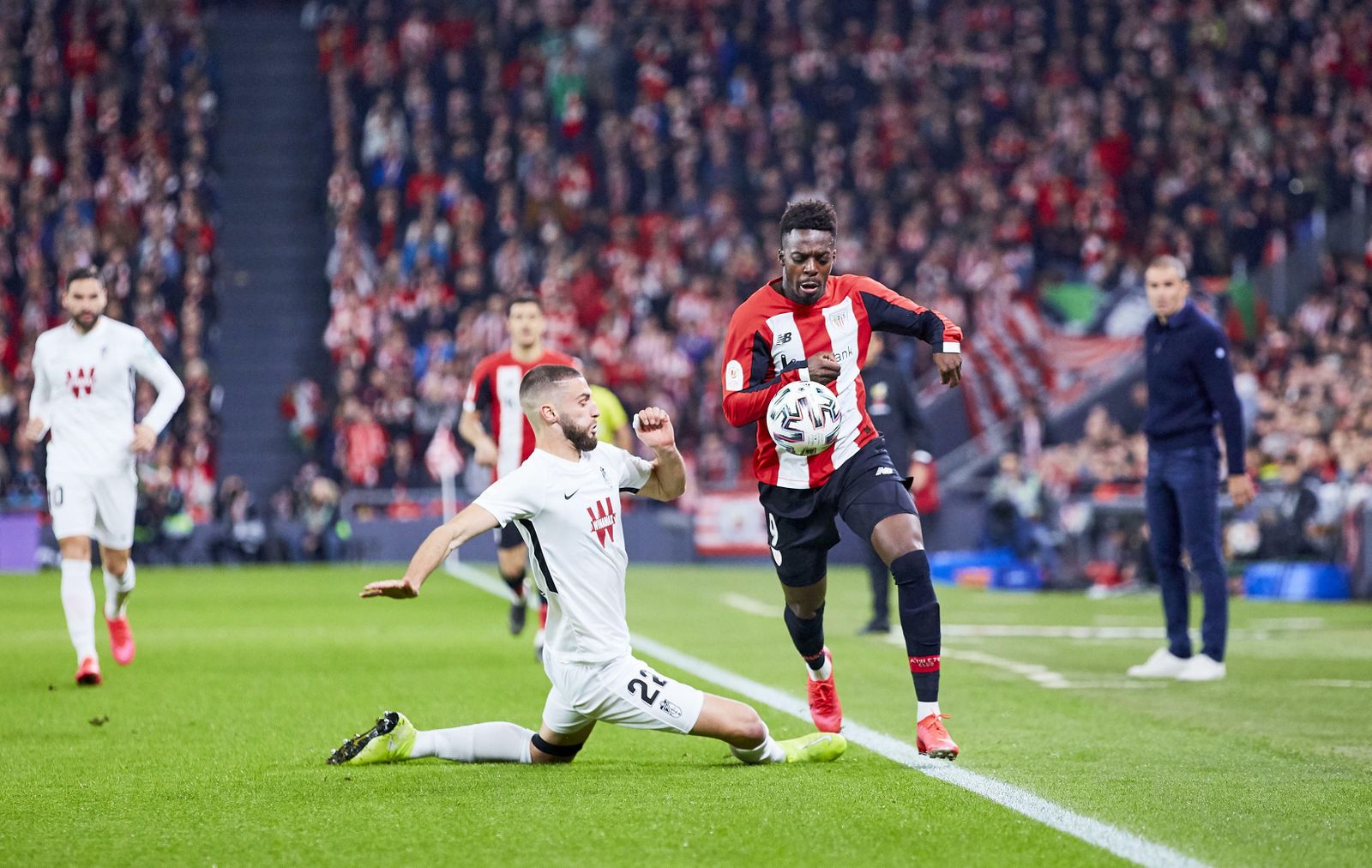 Domingos Duarte trata de detener a Iñaki Williams en el Athletic - Granada CF