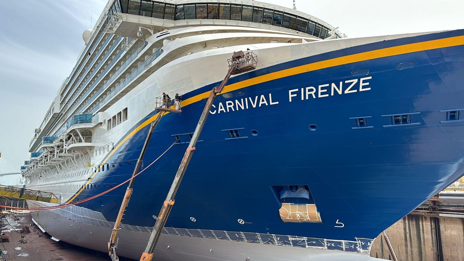 El crucero Carnival Firenze ya cuenta con su nombre pintado en el casco y con la proa en color azul, propia de los barcos de la flota de Carnival Cruises