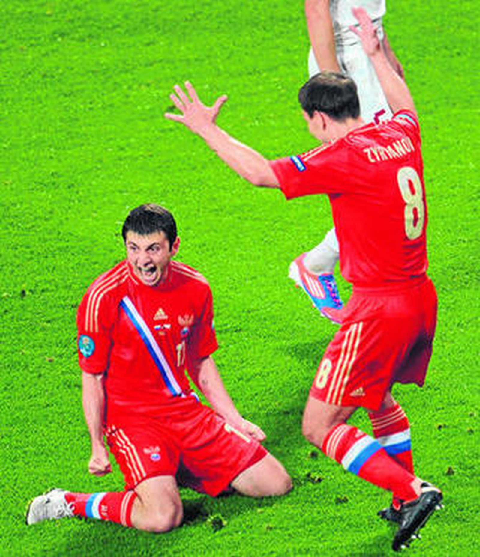 Dzagoev, ante Zyrianov, celebra el primer tanto conseguido contra la República Checa.