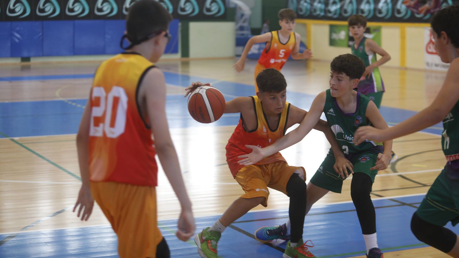 Las fotos de la primera jornada del Cadeba mini-masculino de La Línea