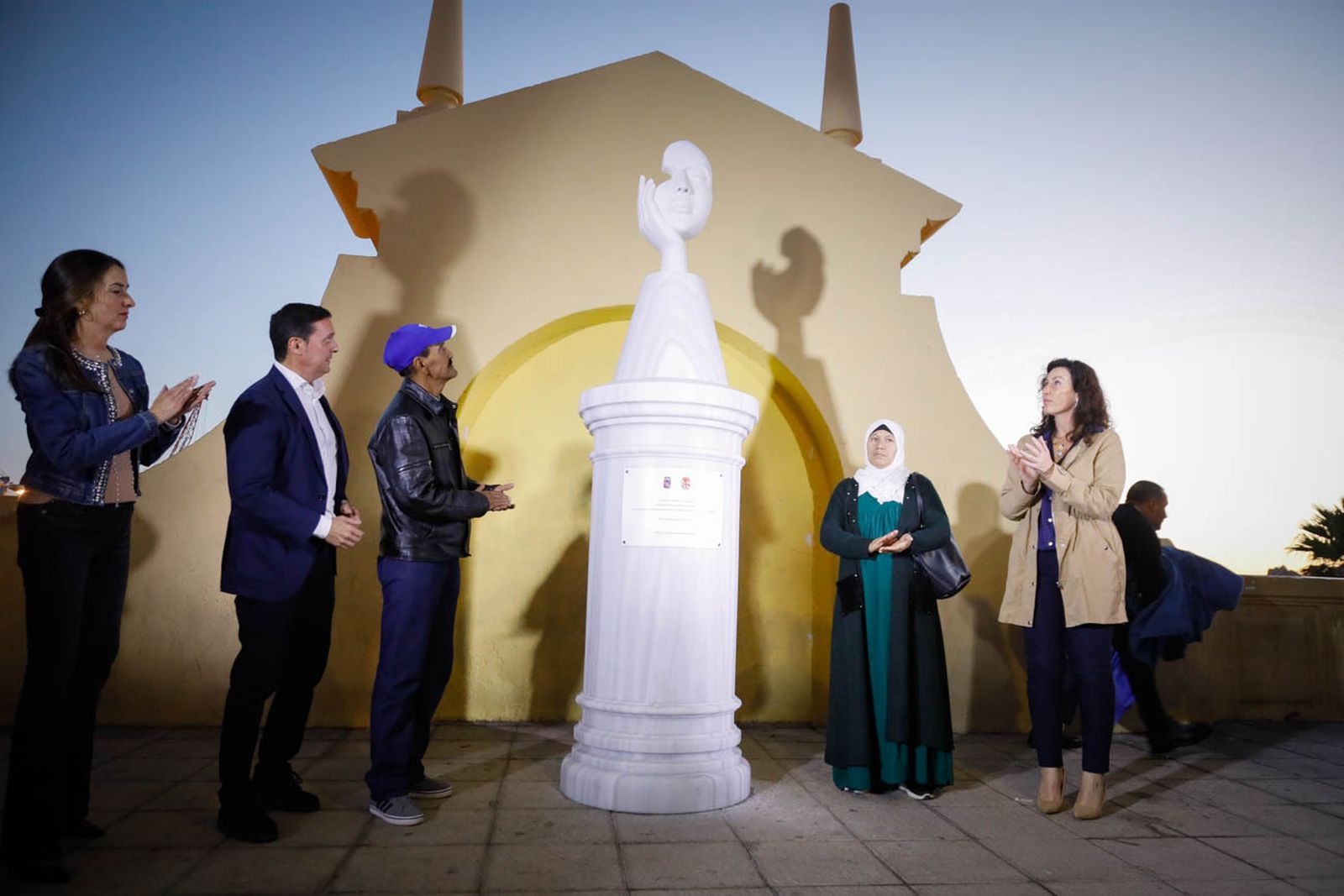 Imágenes del monolito en homenaje a las víctimas de violencia de género