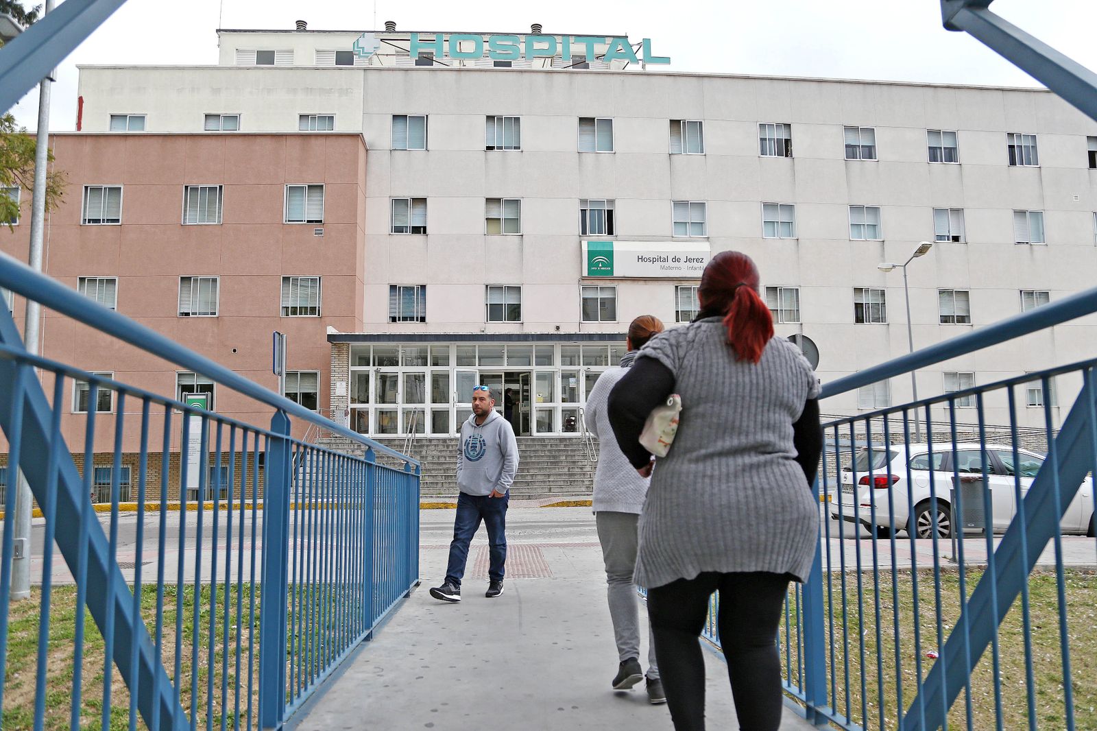 Acceso por la pasarela peatonal al hospital de Jerez.
