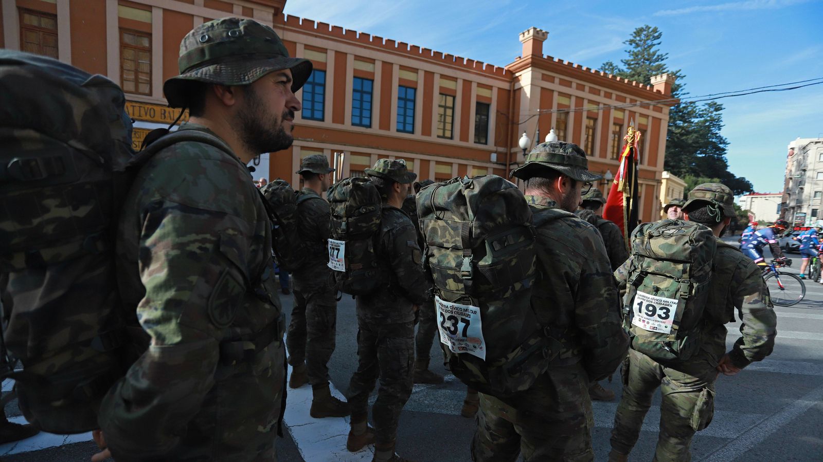 Las mejores fotos de la VIII Carrera Cívico Militar 'Entre dos ciudades'