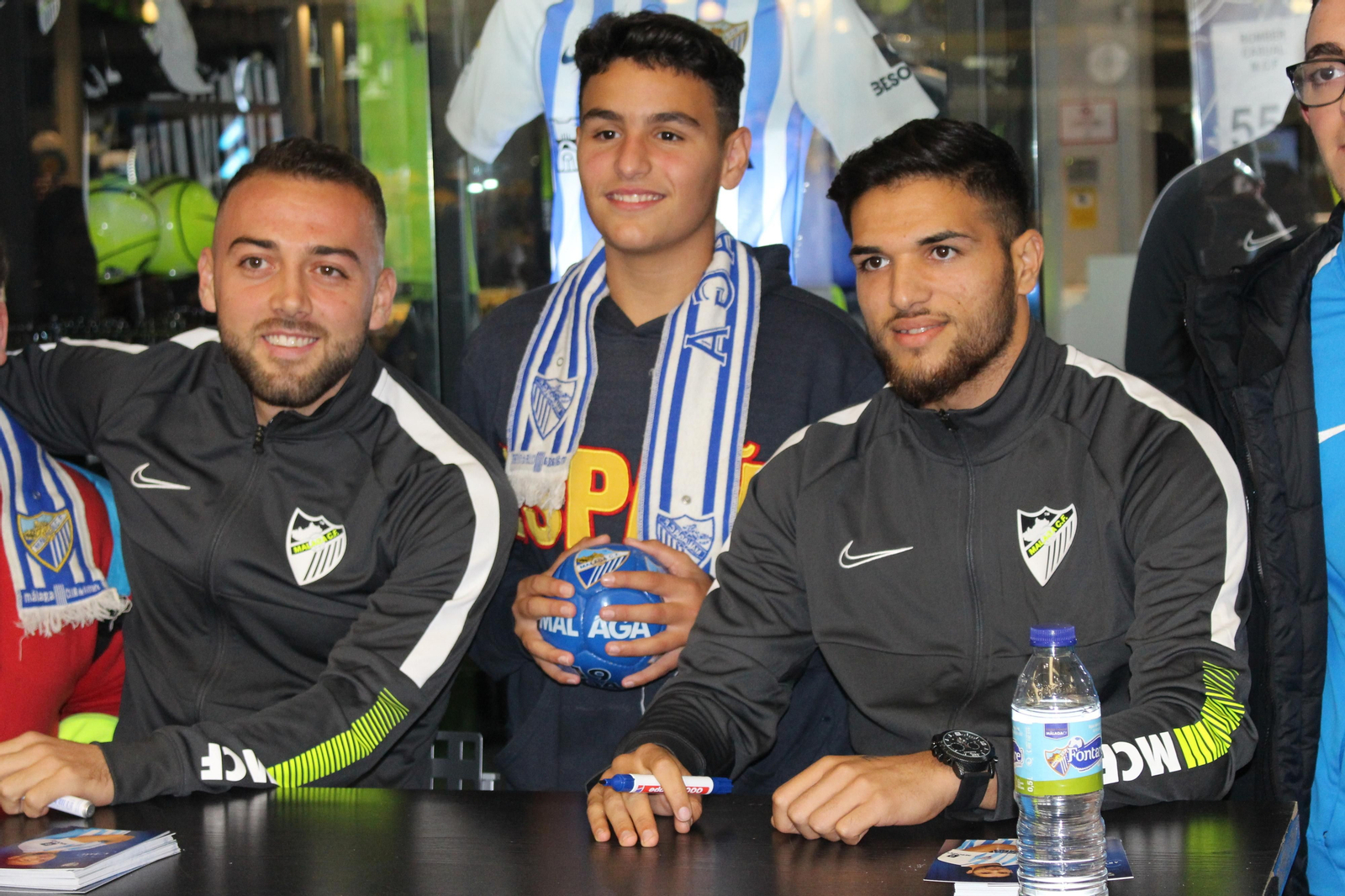 Antoñín y Keidi Bare se hacen fotos y firman a los aficionados del Málaga CF