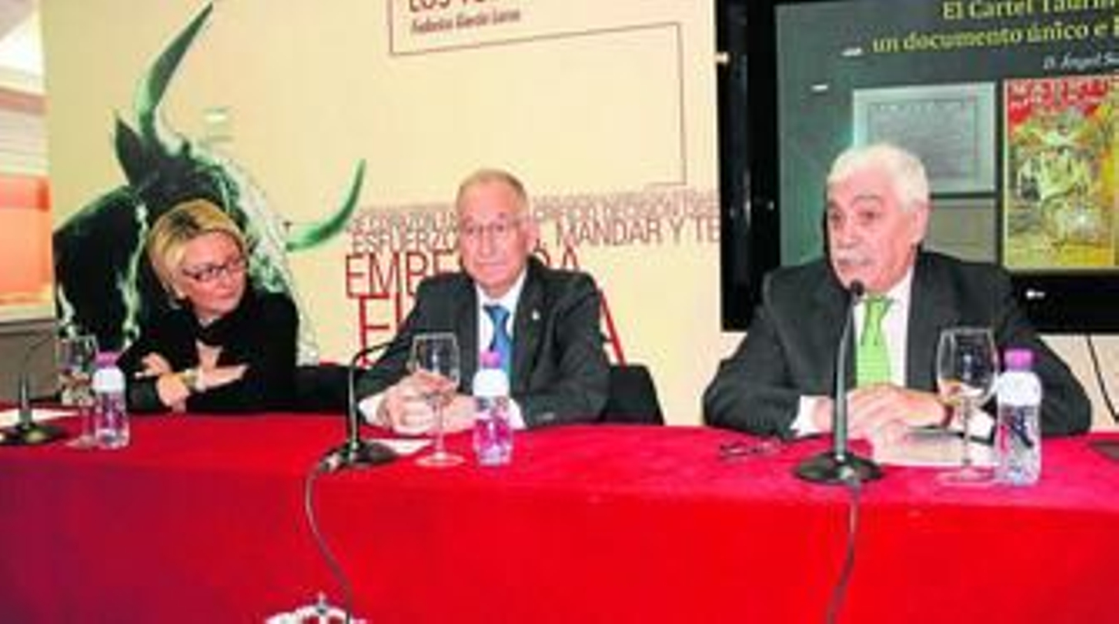 Eloísa cabrera, Gabriel Amat y el coleccionista e investigador Ángel Sonseca, ayer en la Plaza de Toros.