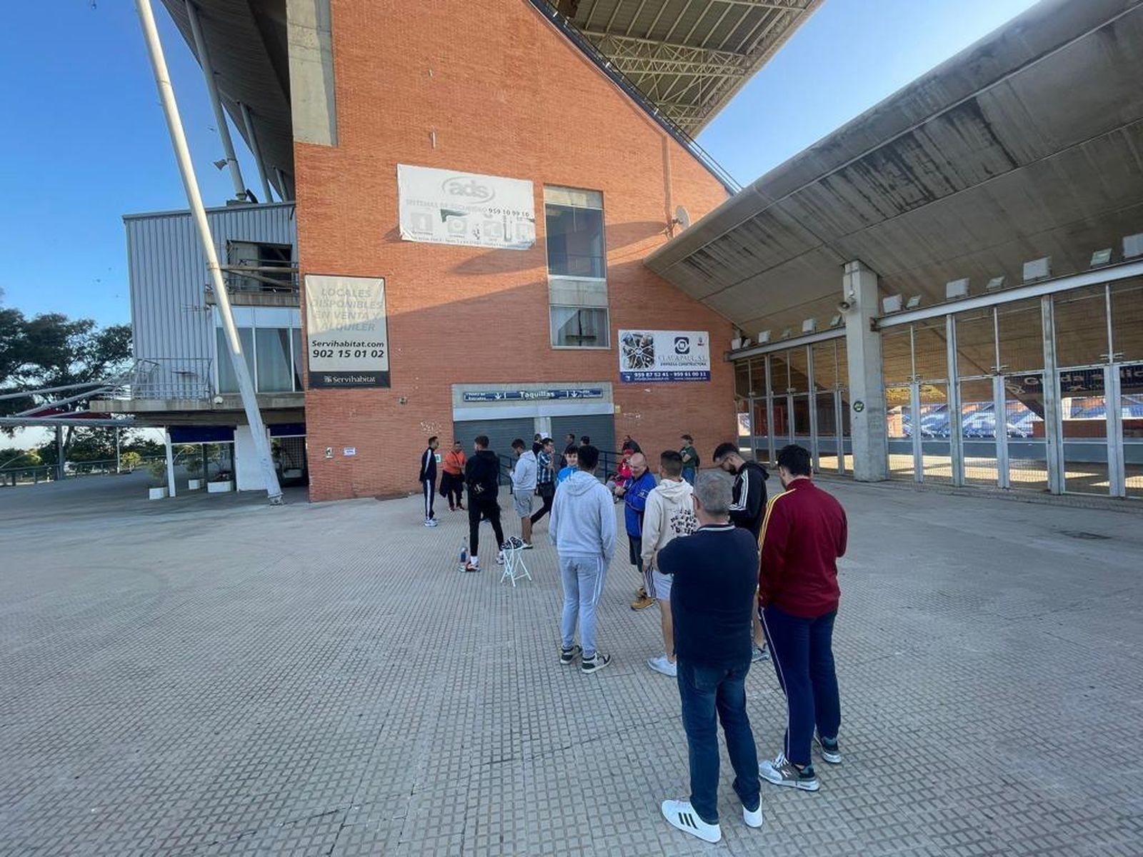Colas en el Nuevo Colombino con las taquillas aún cerradas.