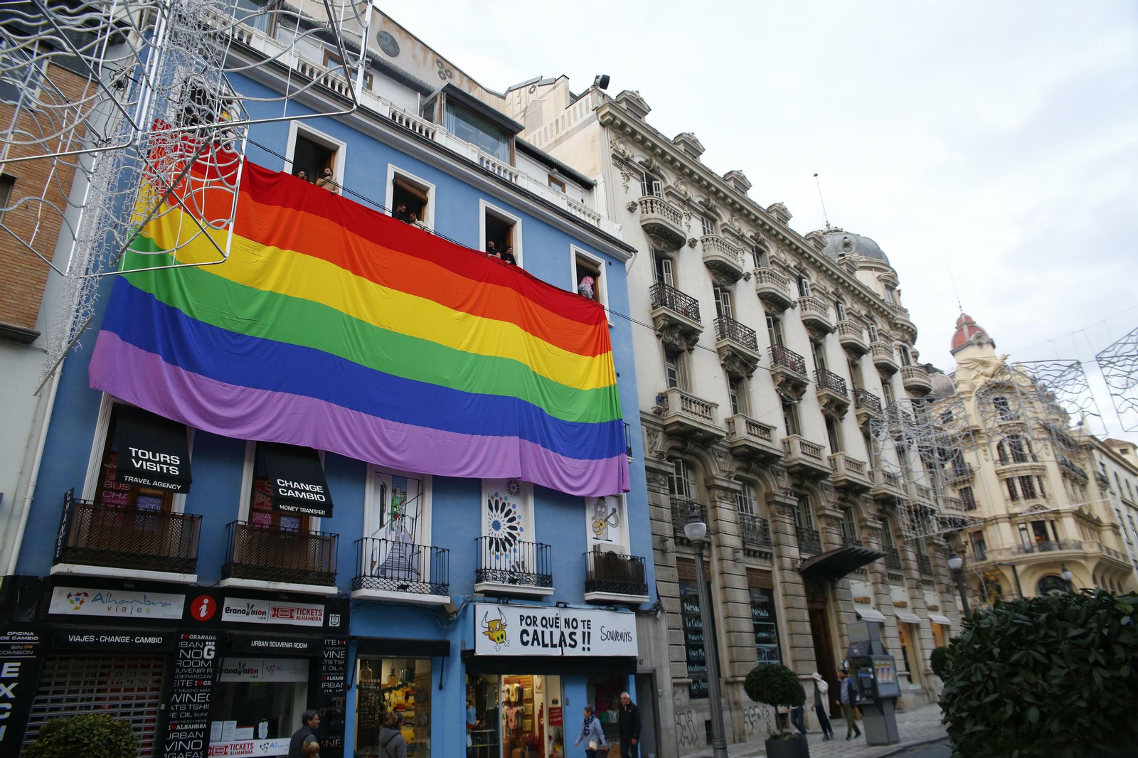 Del conflicto de los semáforos a una bandera LGTBI gigante en la fachada de un edificio en el centro de Granada