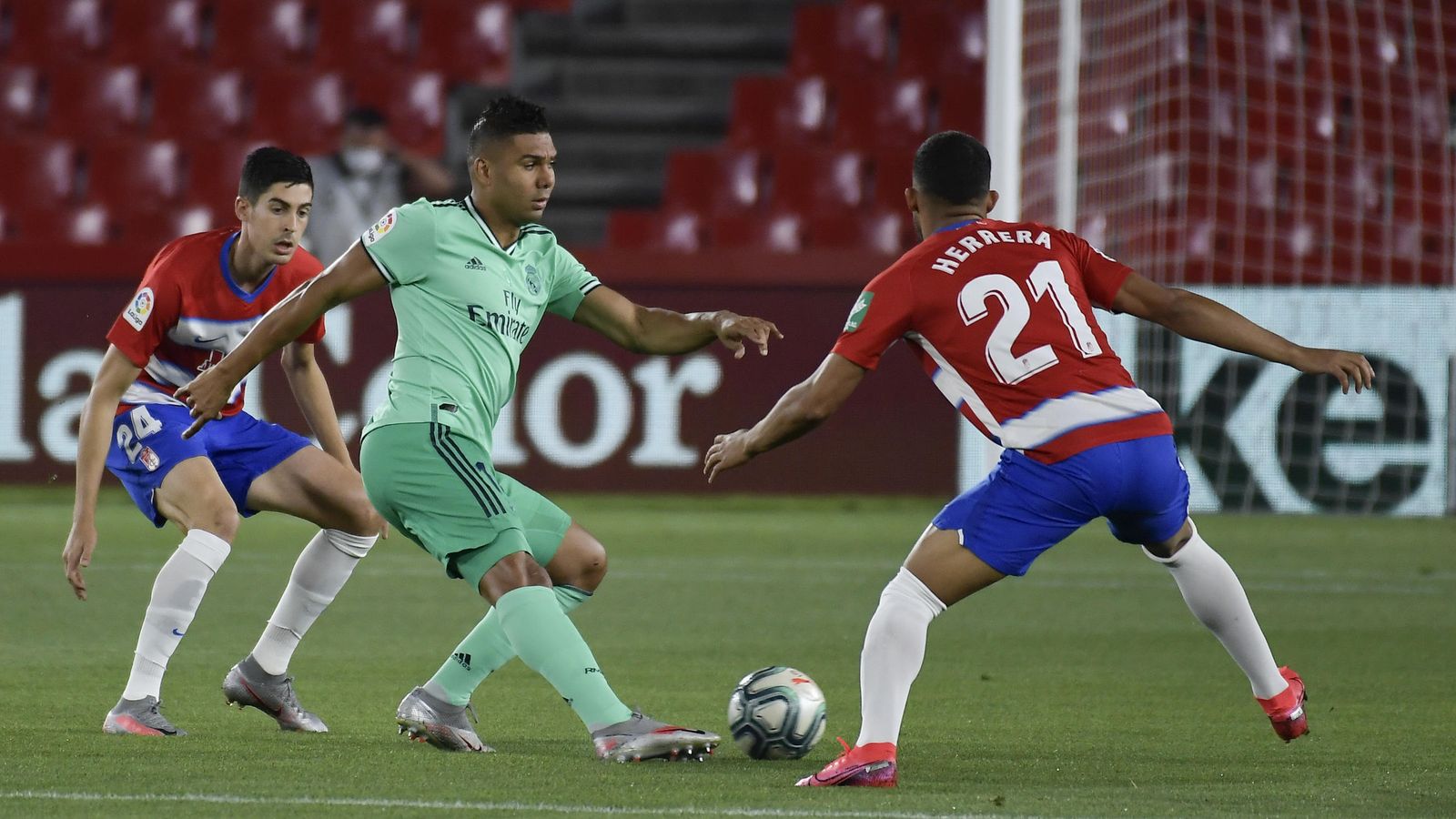 Carlos Fernández y Yangel Herrera presionan a Casemiro.