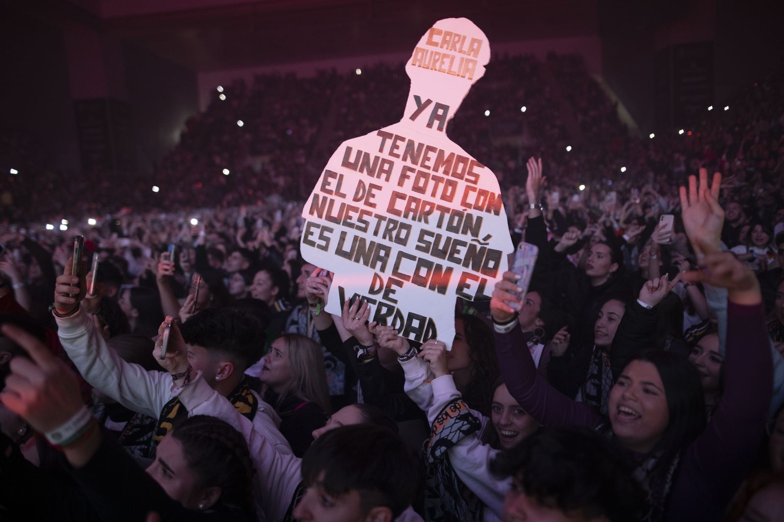 Dellafuente vuelve a tocar la cúspide en su segundo concierto en Granada, en imágenes