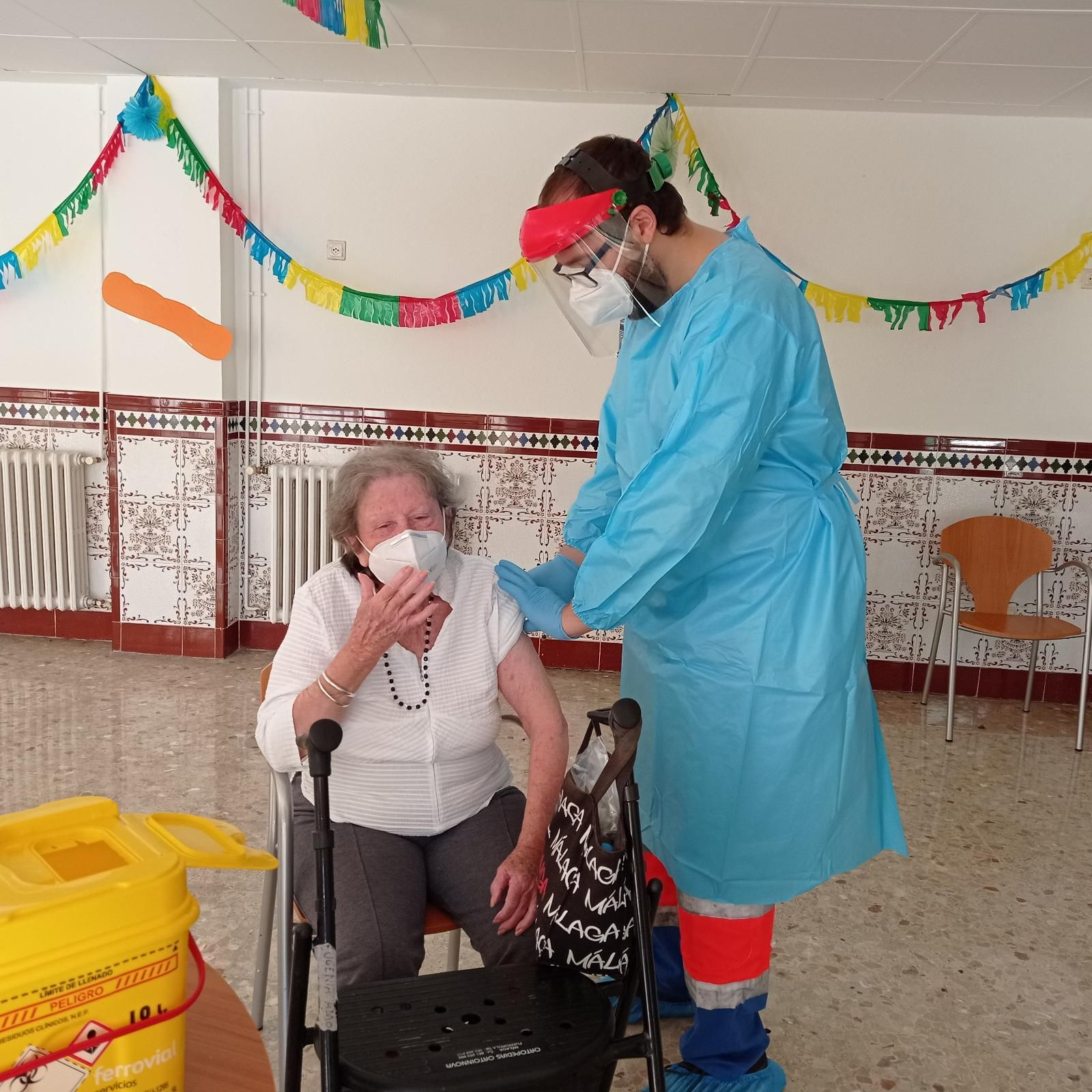 Eugenia, de 88 años, la primera vacunada en Málaga.
