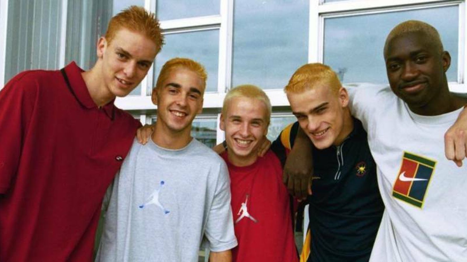 Souley Drame, primero por la derecha, tras teñirse el pelo de rubio por haber ganado el Mundial de 1999.